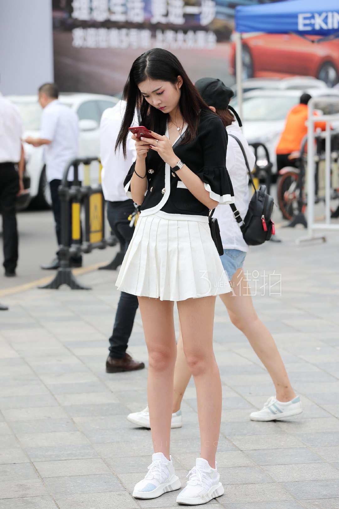 性感的百褶短裙与小白鞋好搭配啊~_高清图集_新浪网