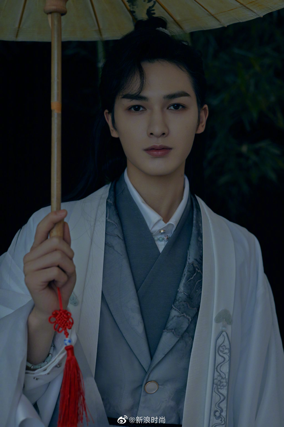 古风大片释出.身穿古代皇室少爷的长袍,扎起小啾啾,撑起罗伞