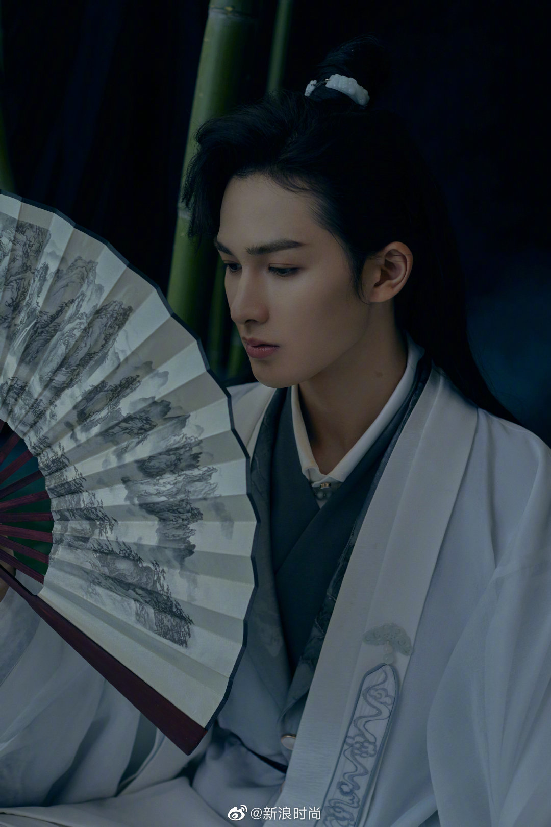 古风大片释出.身穿古代皇室少爷的长袍,扎起小啾啾,撑起罗伞