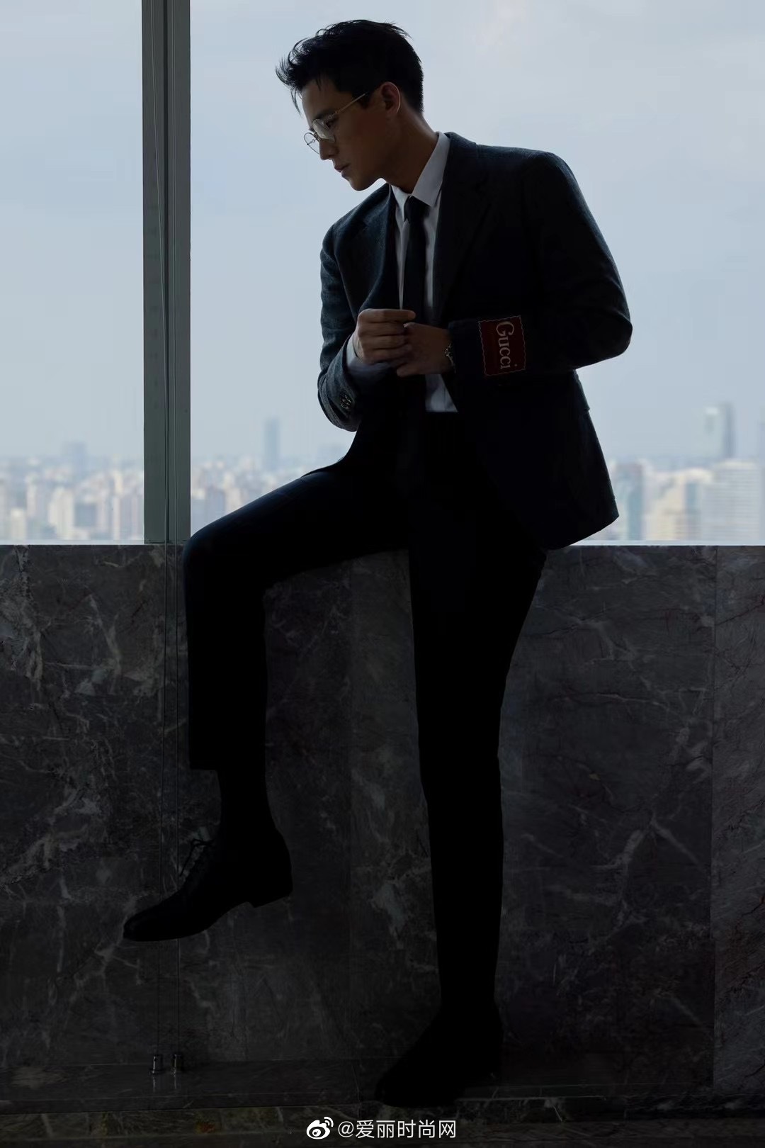 近日,欧豪穿着深色西装,搭配john lobb city ii黑色牛津鞋……_高清