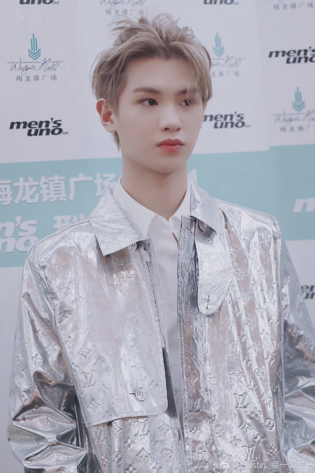 黄明昊活动造型,银色风衣外套休闲帅气!饭拍图好帅__财经头条