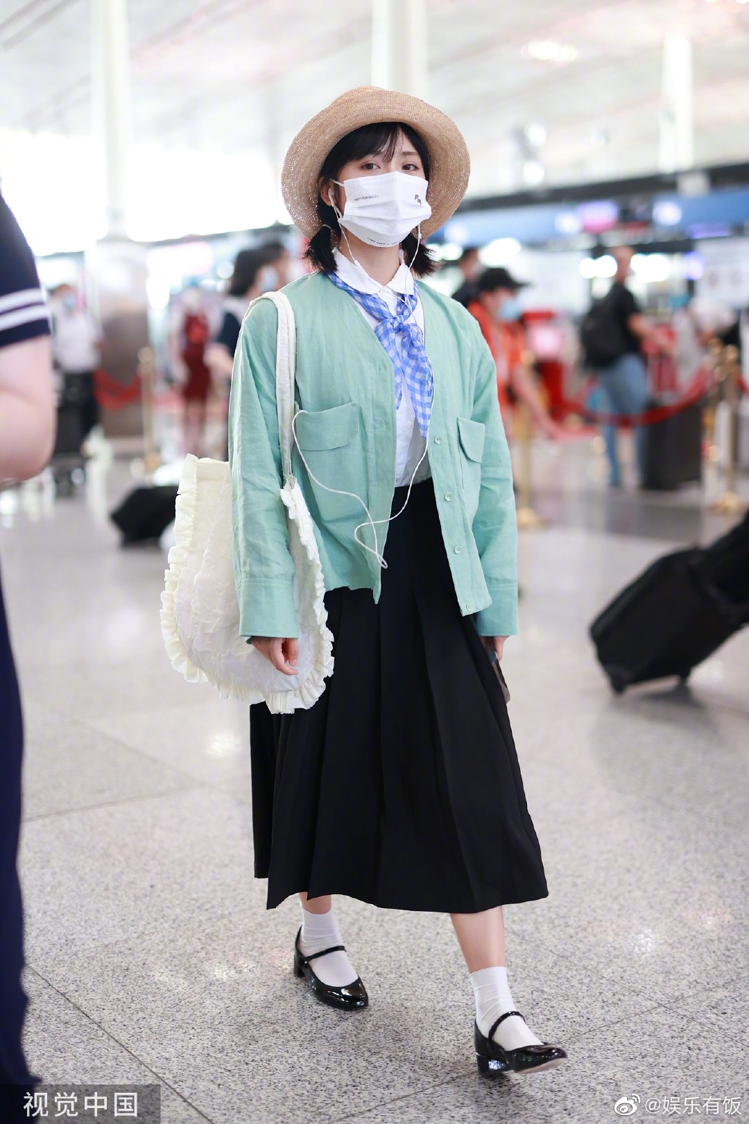 7月11日沈月一身森女系文艺穿搭现身北京首都机场