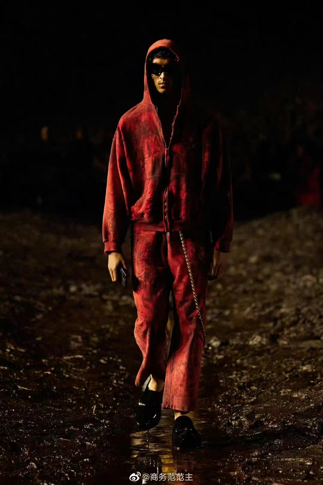 一如既往给人惊喜，周杰伦和郑秀文也在前排看秀……__财经头条