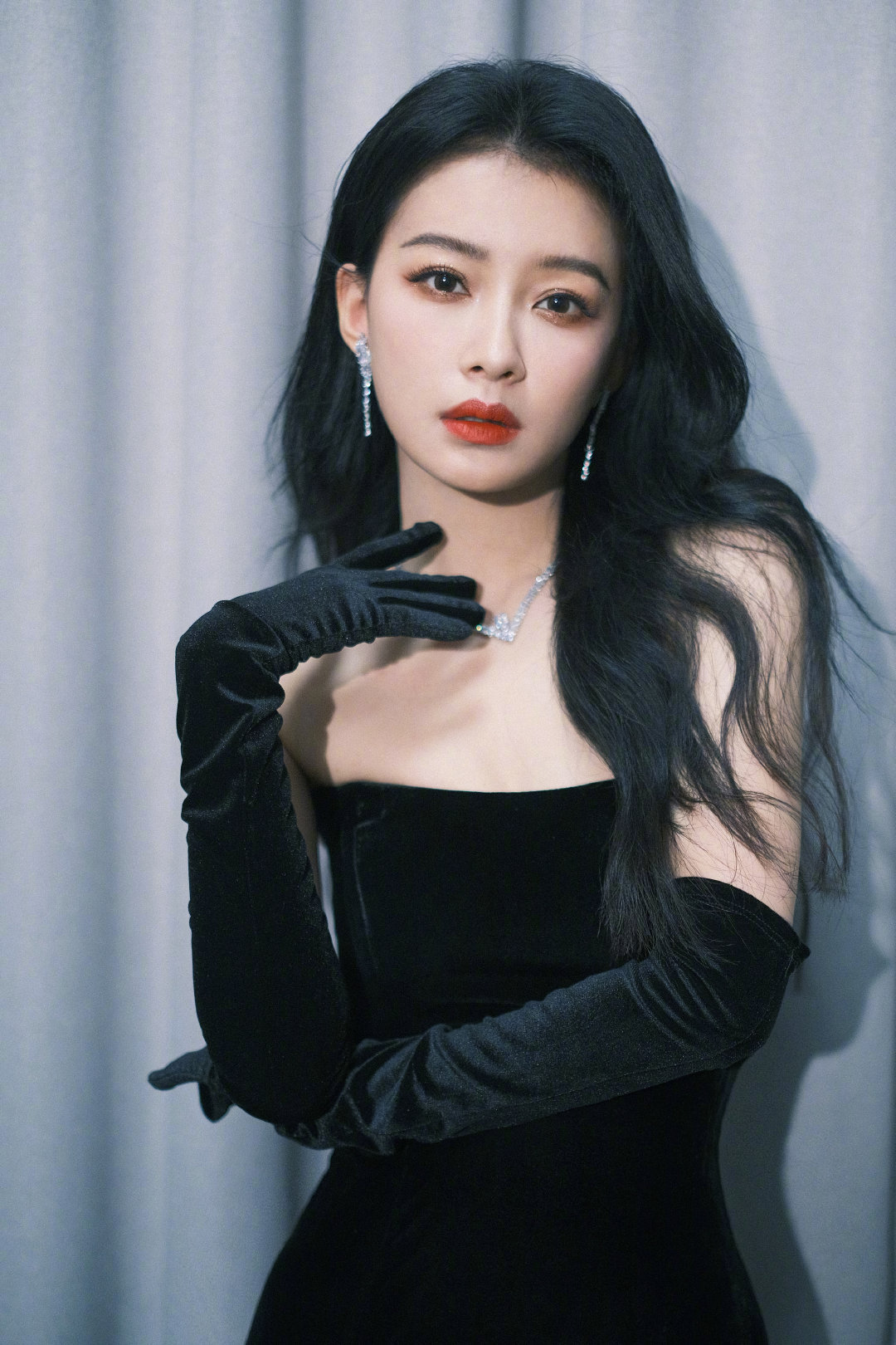 4/ 9孙怡 最新活动造型|身着黑色抹胸丝绒礼服,搭配卷发红唇妆容,优雅
