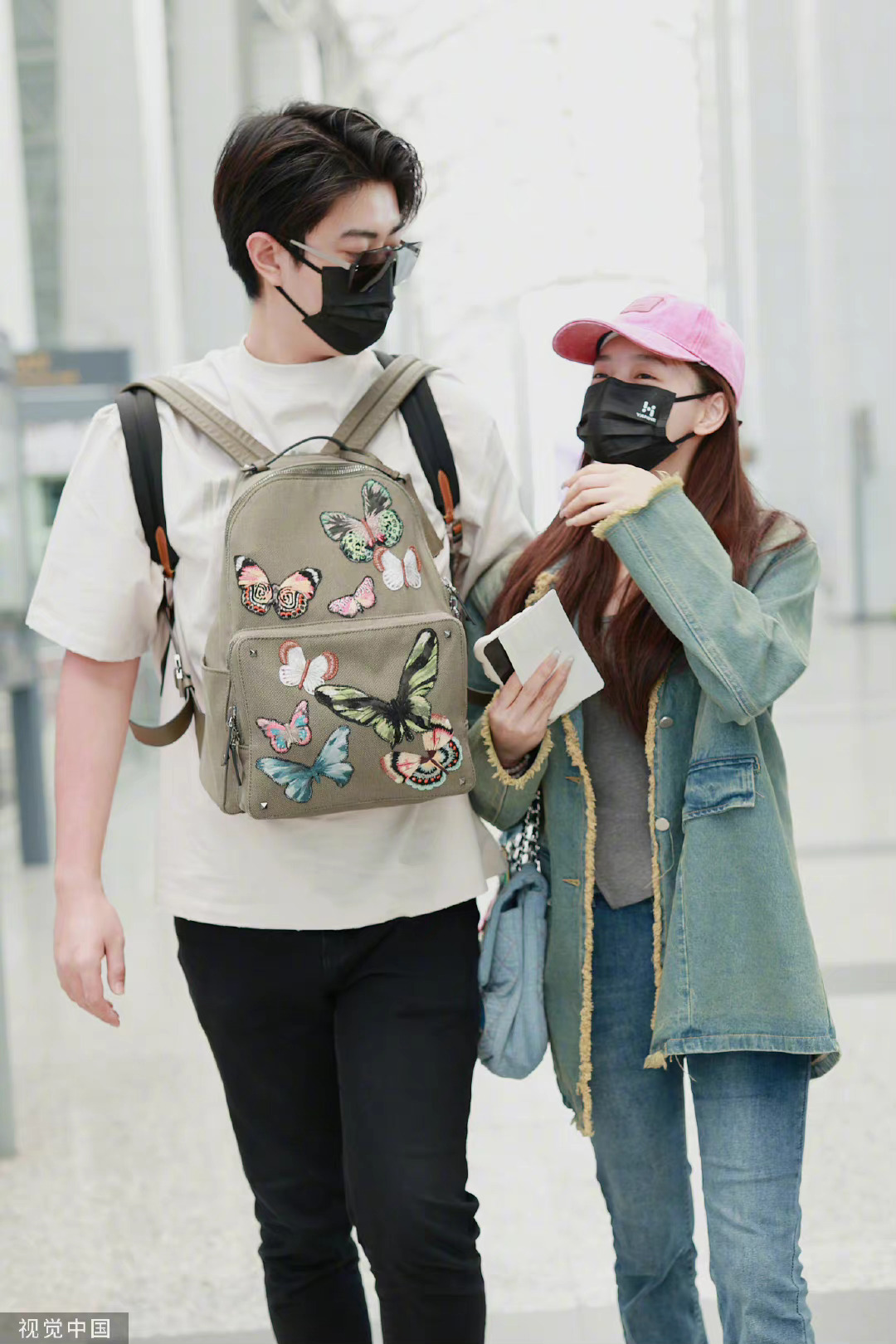 秦牛正威公开恋情后首现身太甜啦～与男友孔语浩牵手对视……_高清