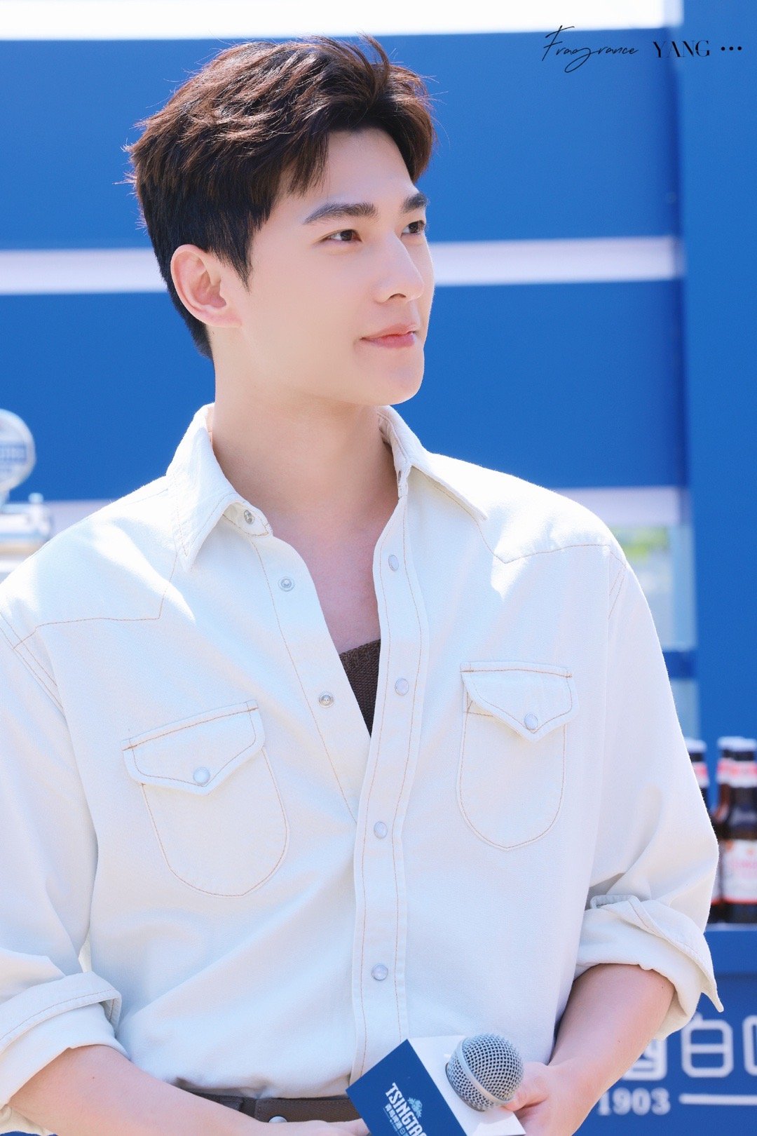 杨洋今日活动饭拍,白衬衫造型清爽帅气!永远贵感叹杨洋的颜值啊