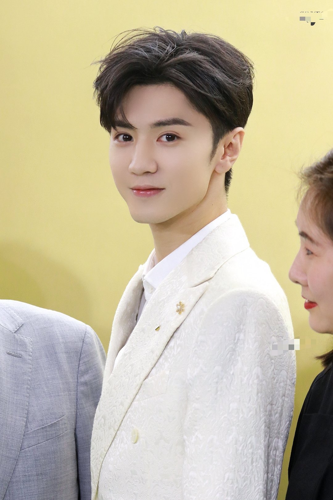 被陈哲远帅到了! 白色西装少年感十足!参加品牌活动人气爆棚!