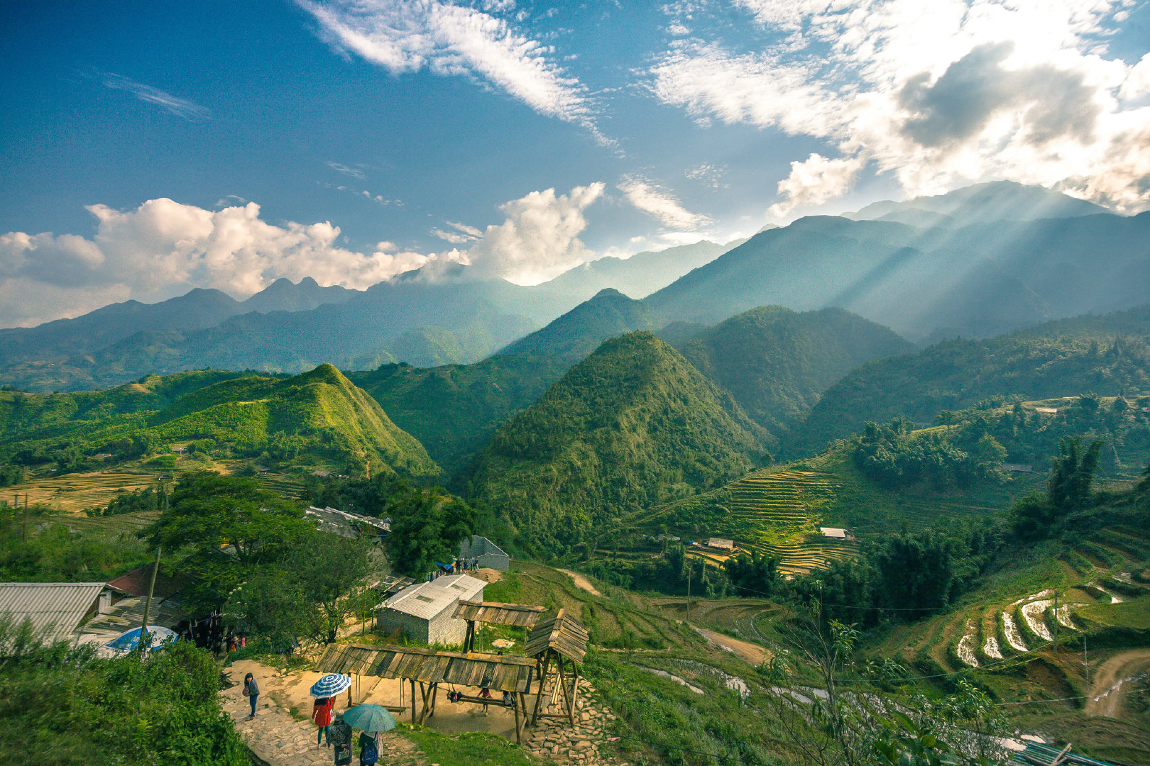 在越南北部沙坝的芒花山谷,坐落着一个传统村寨