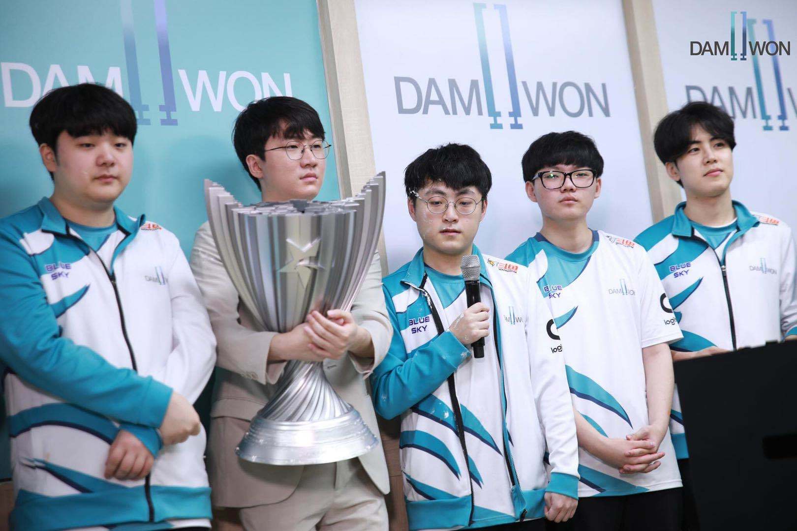 dwg脸书更新,晒出了夏季总决赛选手们捧杯的照片_高清图集_新浪网