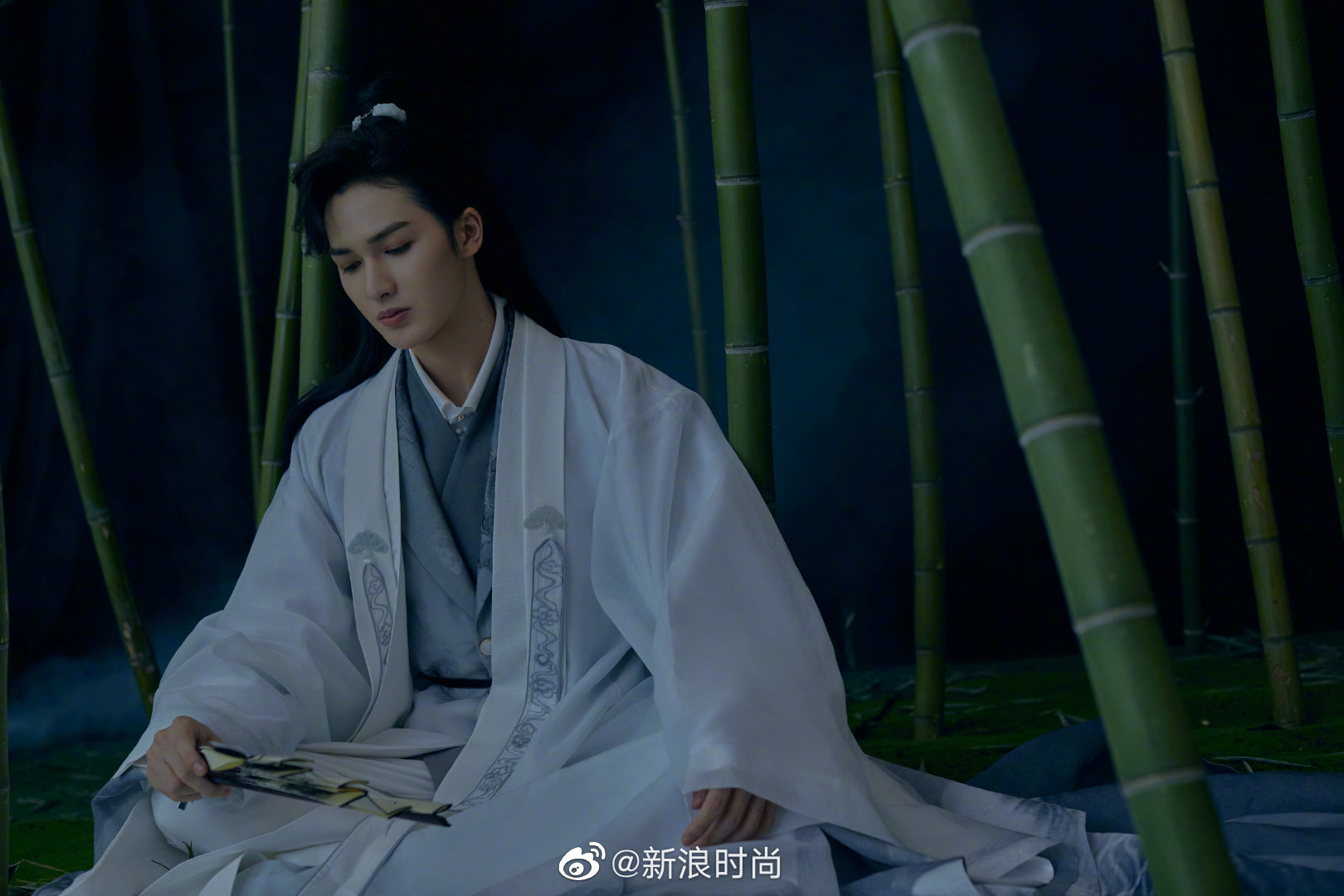 古风大片释出.身穿古代皇室少爷的长袍,扎起小啾啾,撑起罗伞