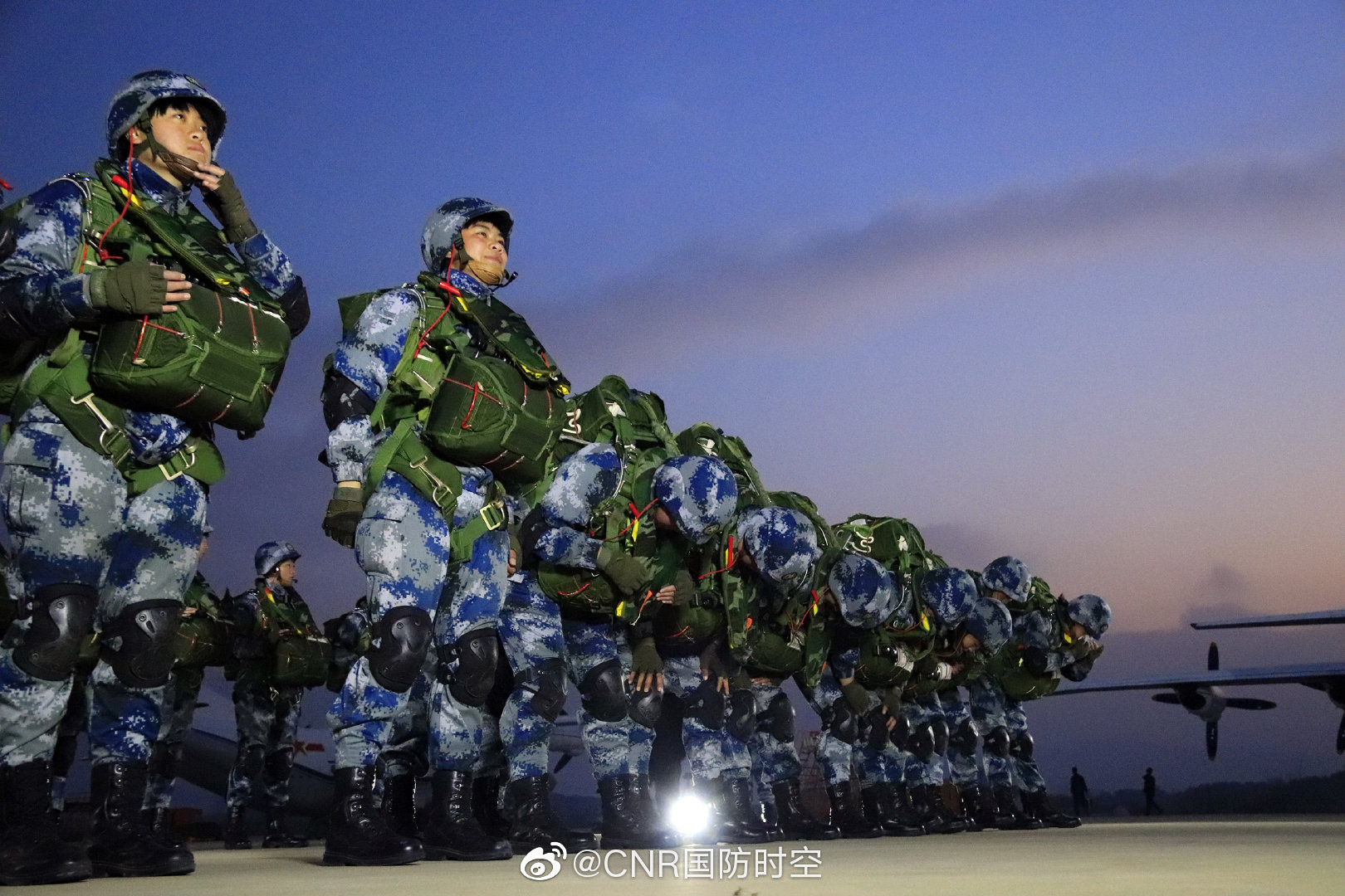 飒！空降兵新训女兵勇敢开跳！