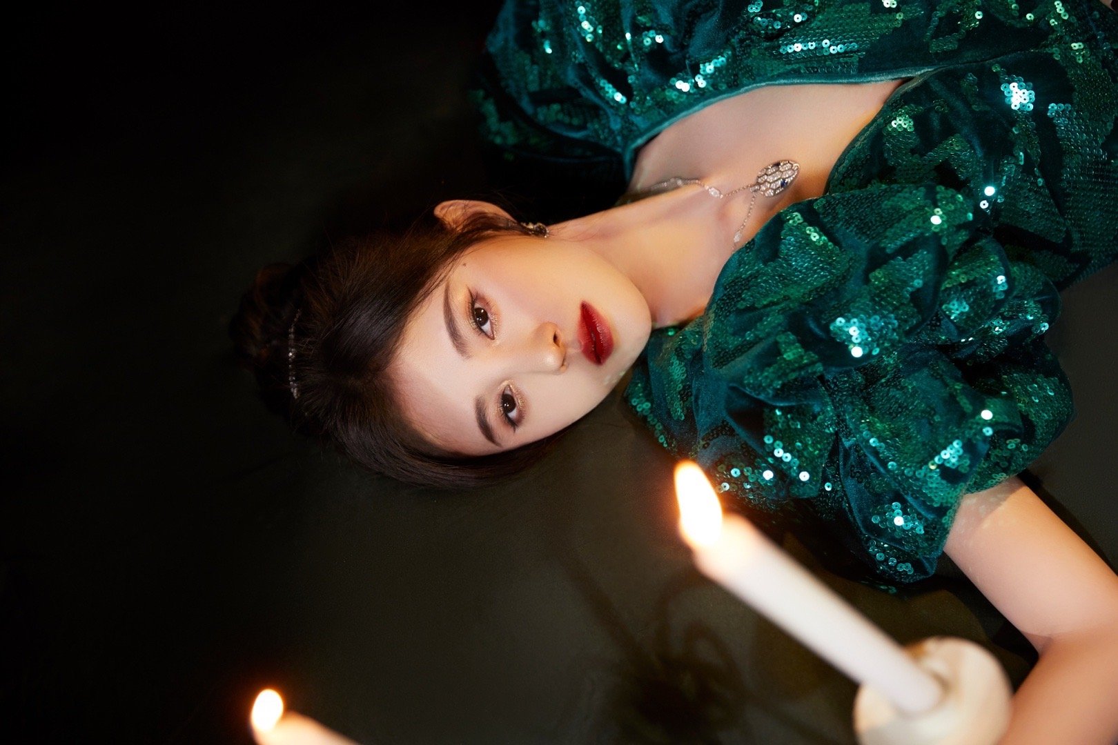 鞠婧祎亮相微博之夜红毯,鞠婧祎一身墨绿珠光鱼尾裙