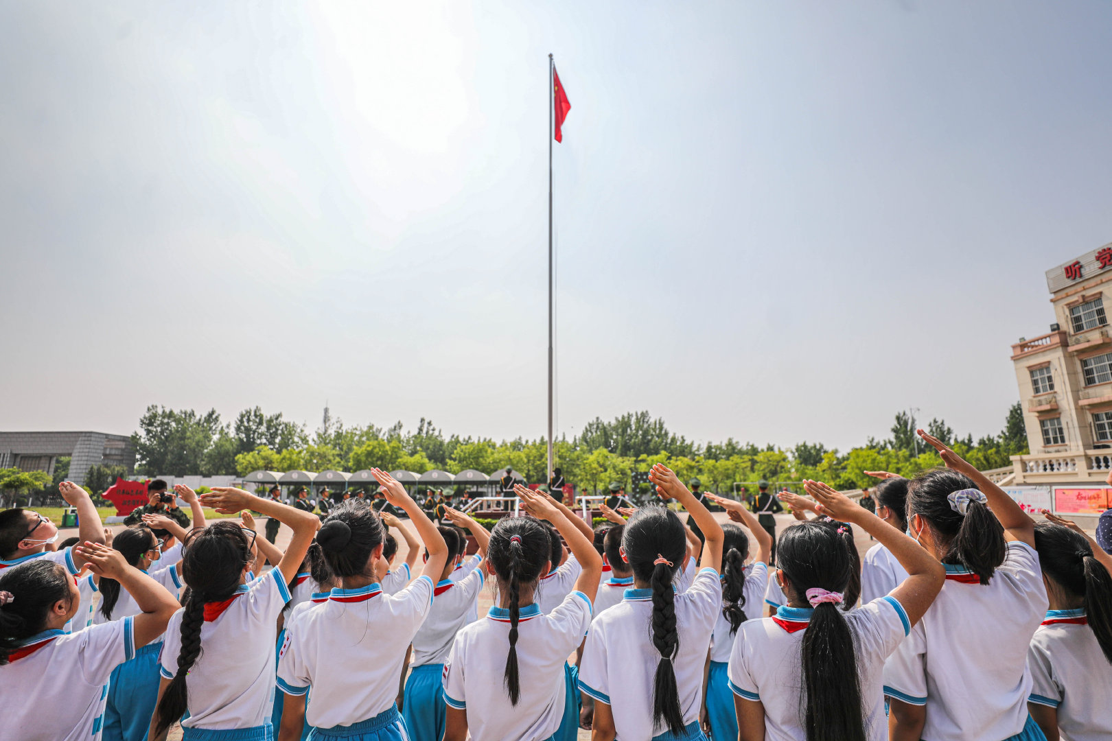 天津市兰悦家园白塘口小学的孩子们走进武警天津总队某支队