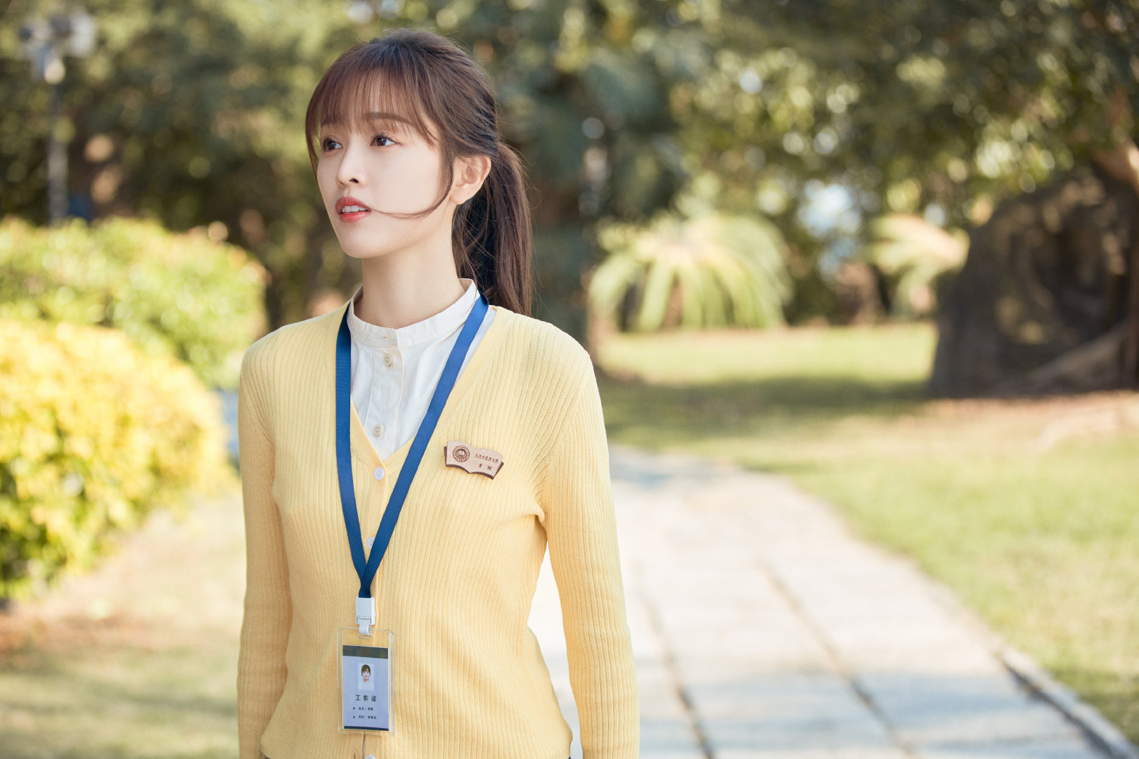 吴宣仪《世界微尘里》海报 风吹一夏,甜蜜出"桃"!_高清图集_新浪网