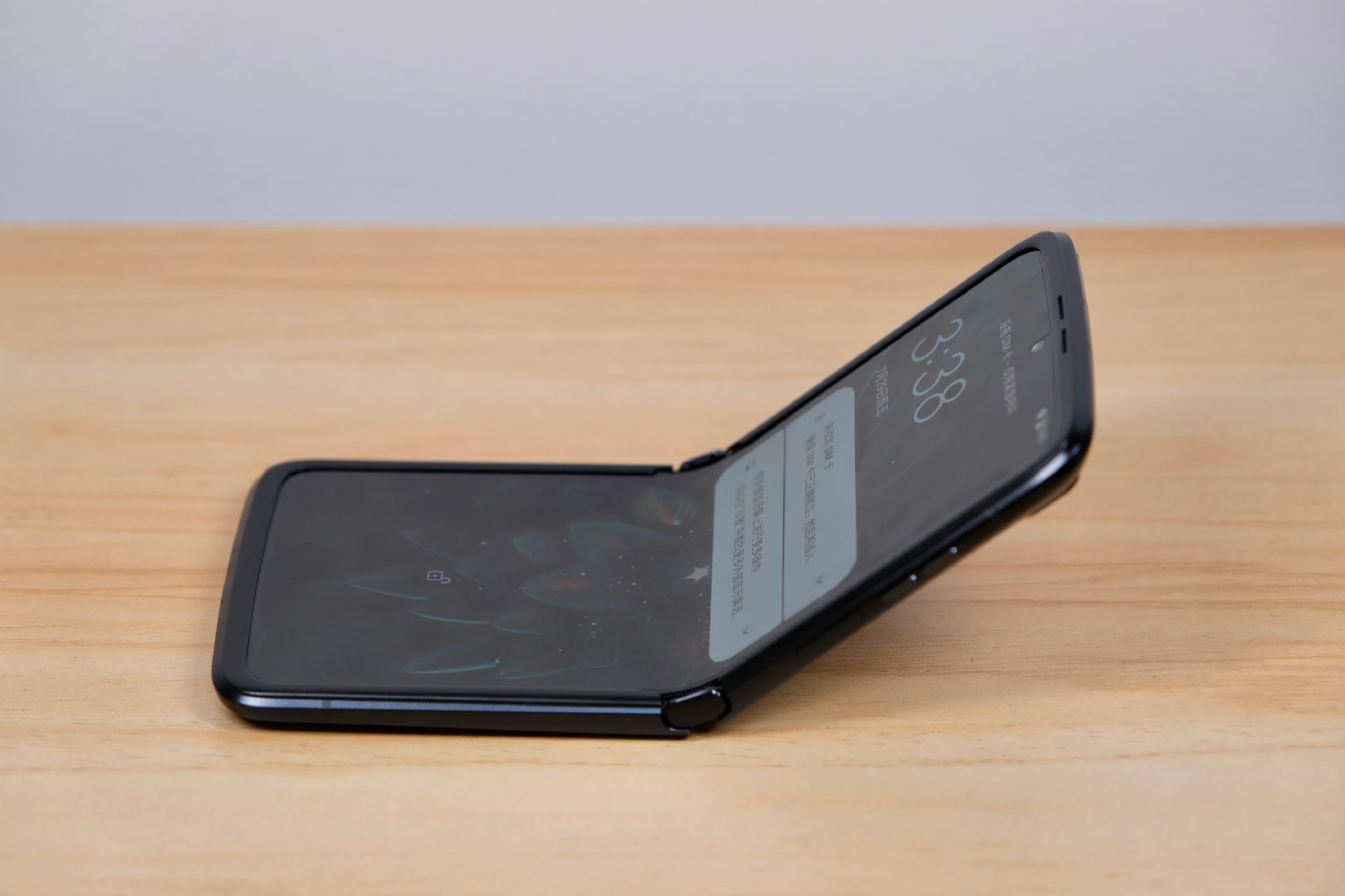 全方位升级的翻盖折叠屏旗舰手机 moto razr 2022款上手体验__财经