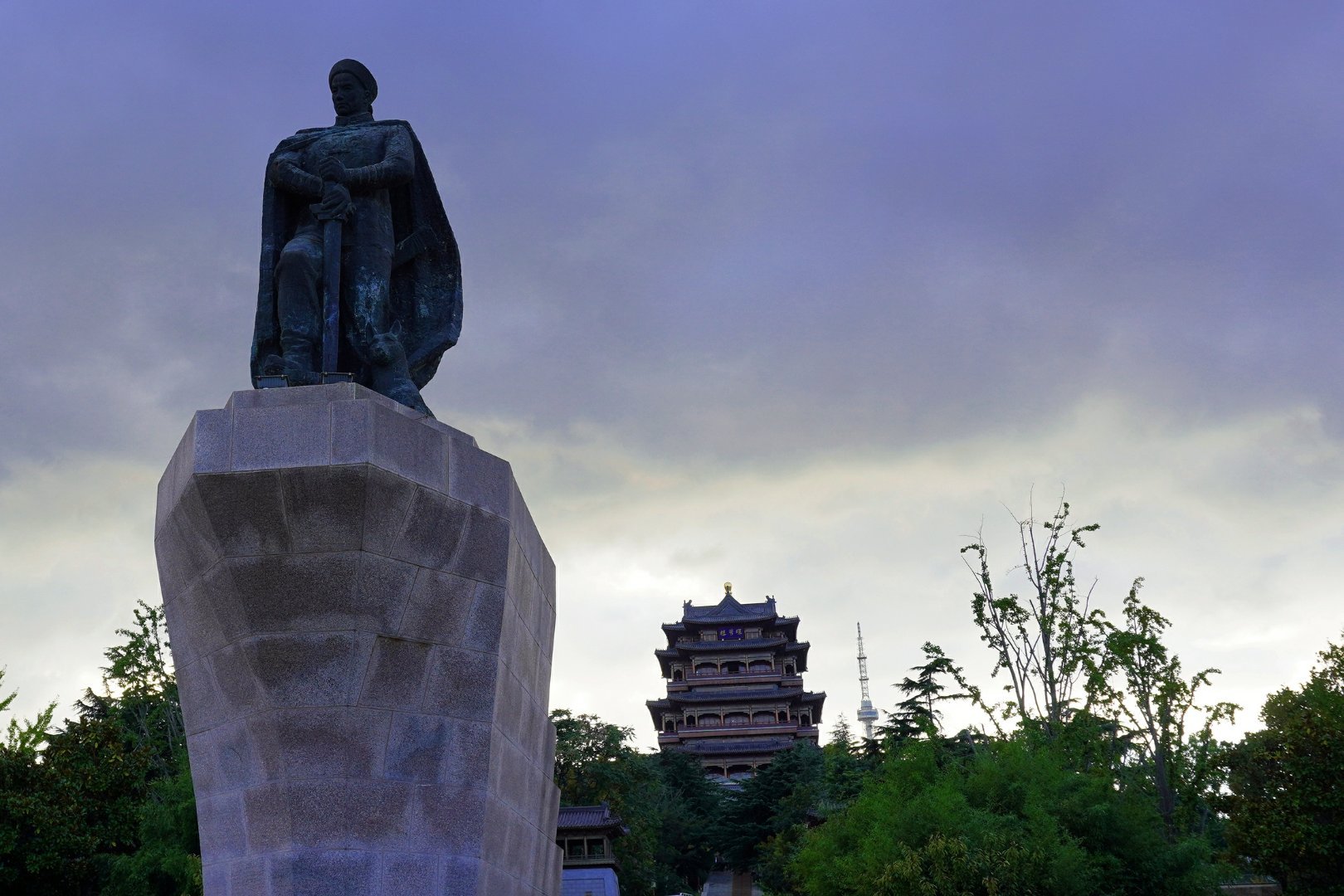 威海环翠楼,印象最深的就是这尊邓世昌雕像