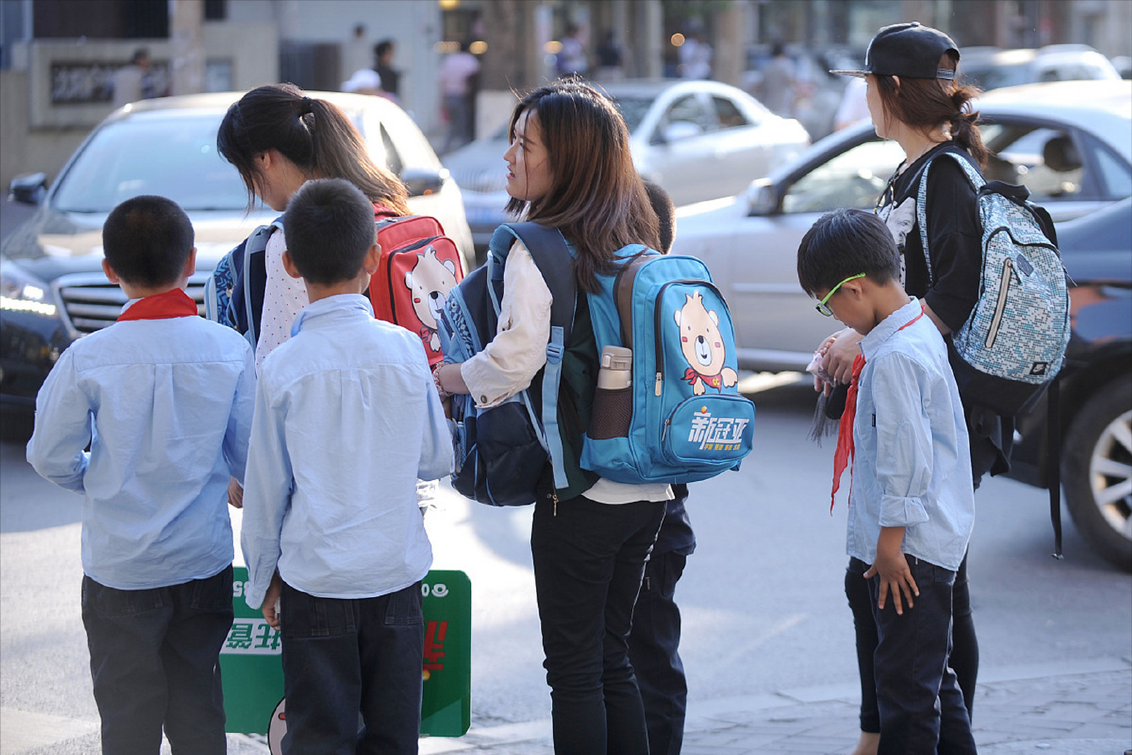 为什么一定要接初中孩子放学？一位老教师的回答，点醒无数家长