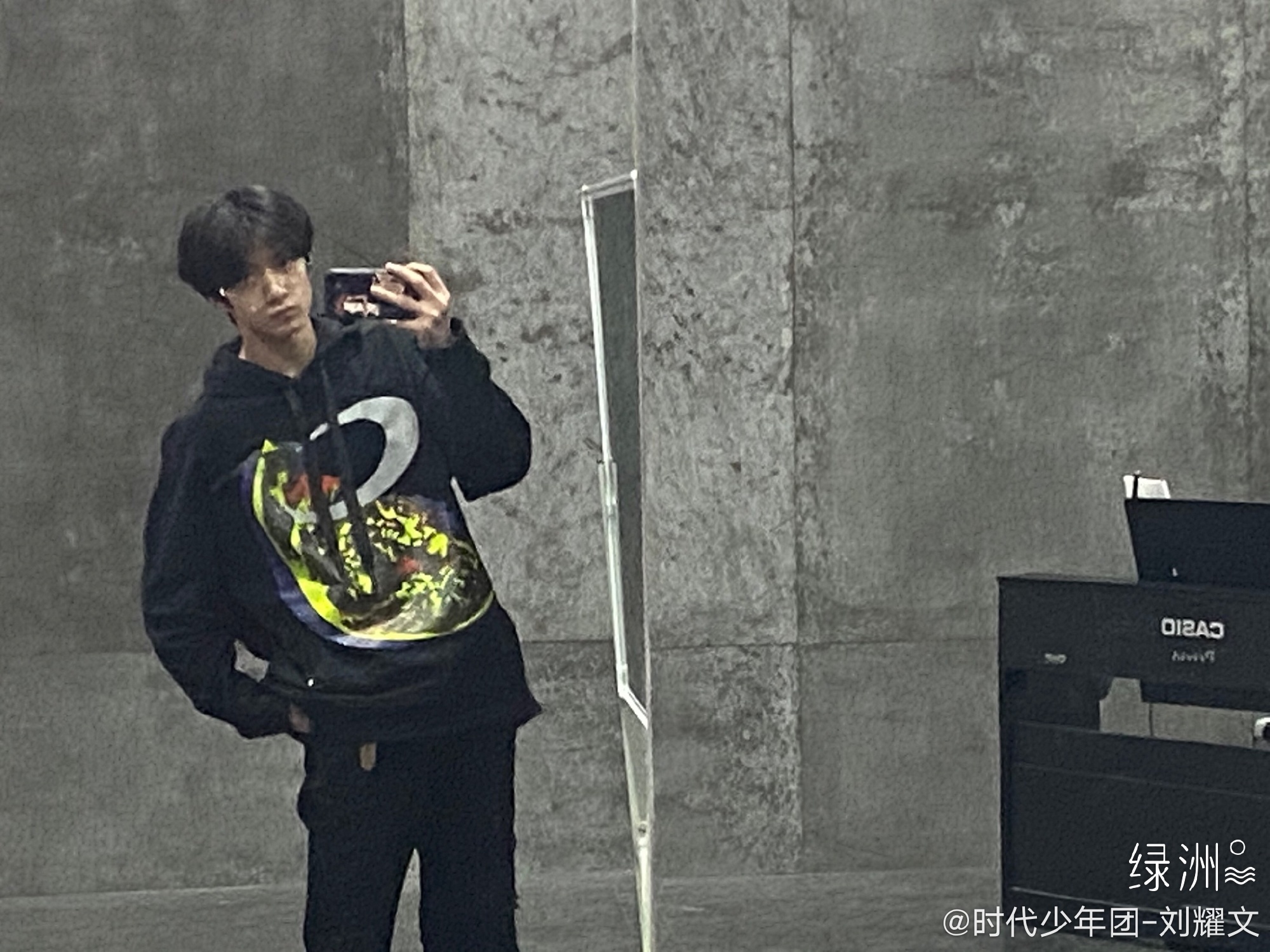 刘耀文对镜自拍的时候颜值得翻了好几倍吧_高清图集_新浪网