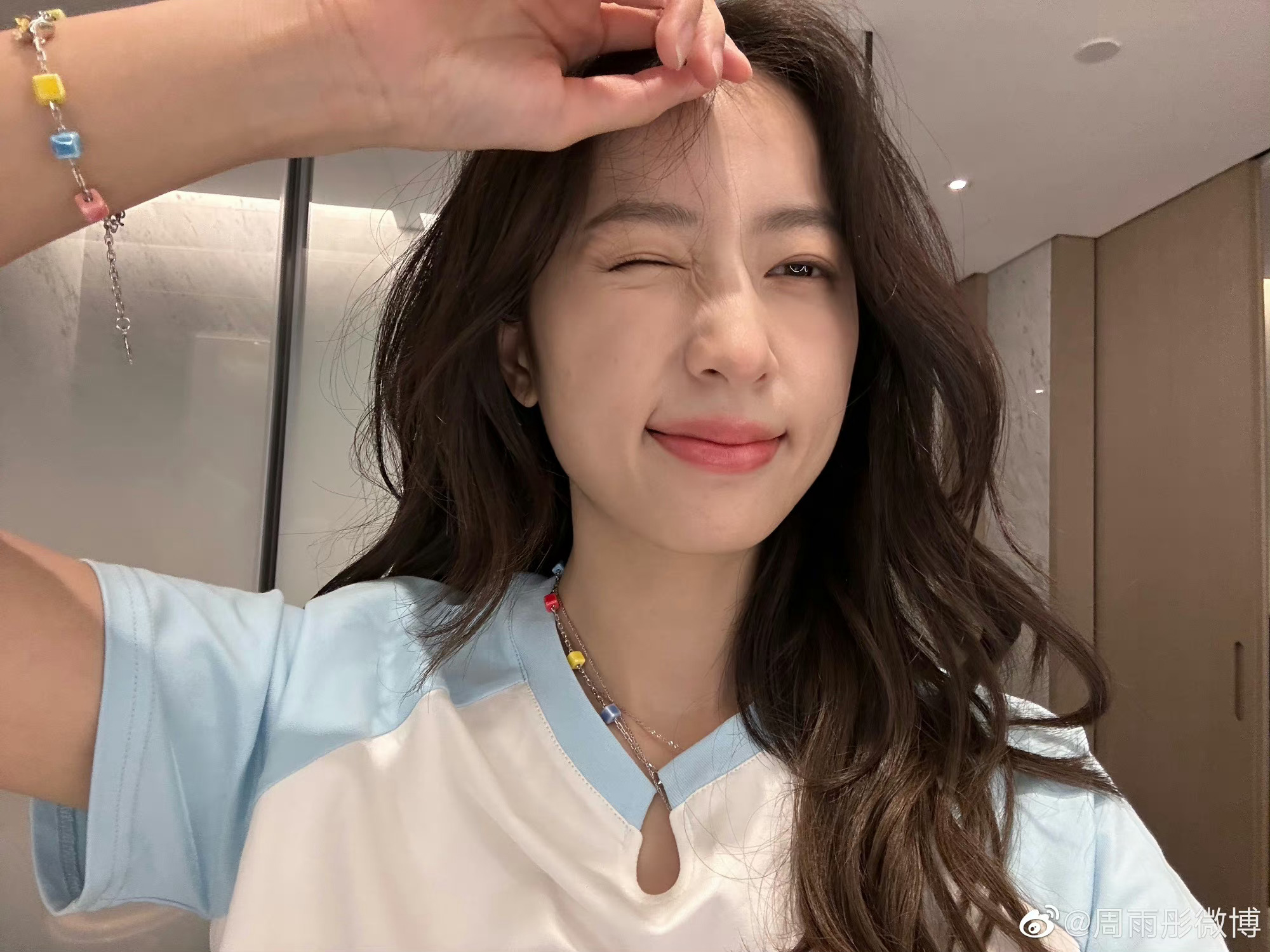 周雨彤晒怼脸比耶自拍照～ 周姐长卷发好好看_高清图集_新浪网