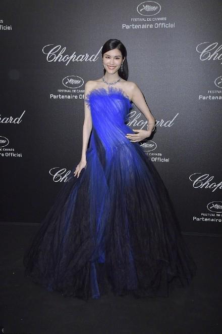 何穗不愧是超模，一袭亮黄刺绣抹胸长裙性感又妩媚，惊艳全场休闲区蓝鸢梦想 - Www.slyday.coM