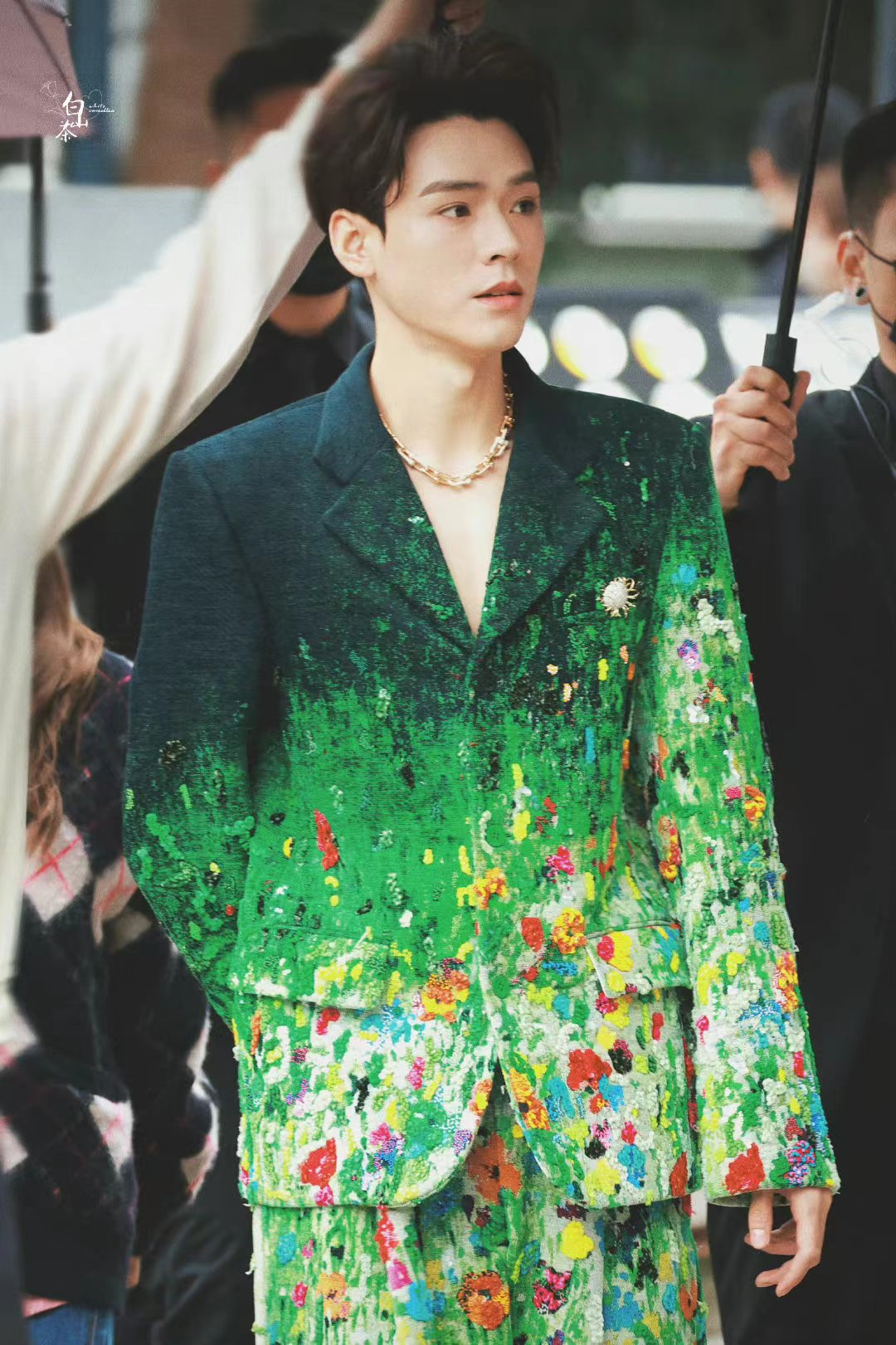 龚俊最新造型绿色花西装都能hold住表现力好绝此前
