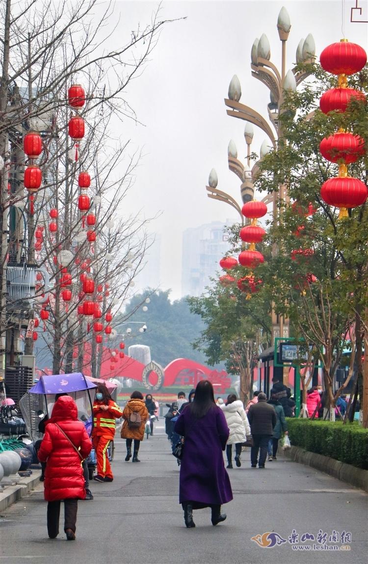 图说乐山街头上红装城区年味浓