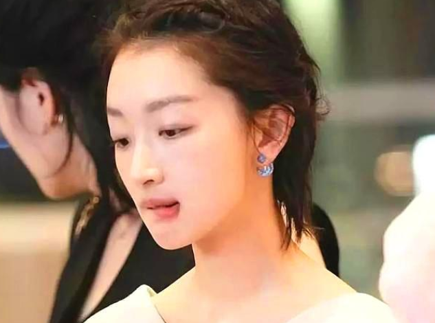 明星咬嘴唇放电迪丽热巴性感赵丽颖魅惑李易峰辣眼睛