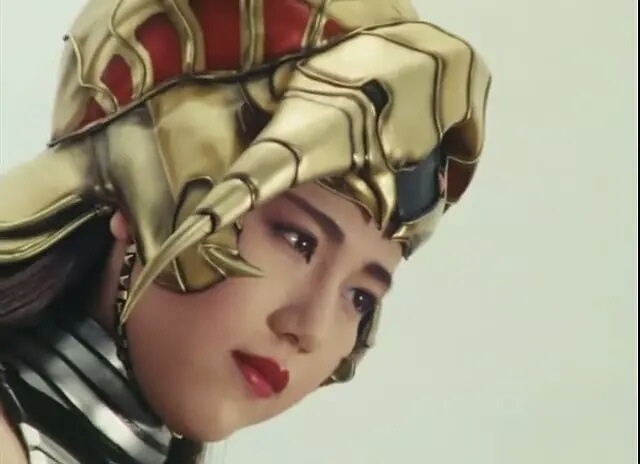 蝎子女!小时候可能又光顾着看机器人打架了!