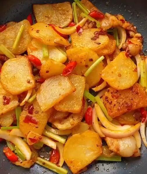 大厨分享干锅土豆片的做法,香辣可口开胃下饭,2分钟就能学会