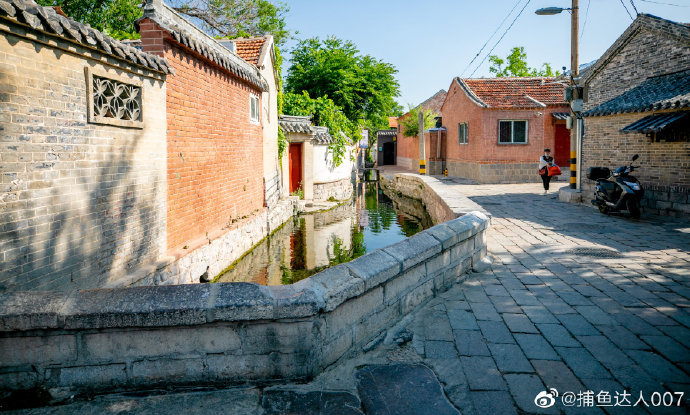 在济南的众多老街老巷中,起凤桥街是最有情调和韵味的