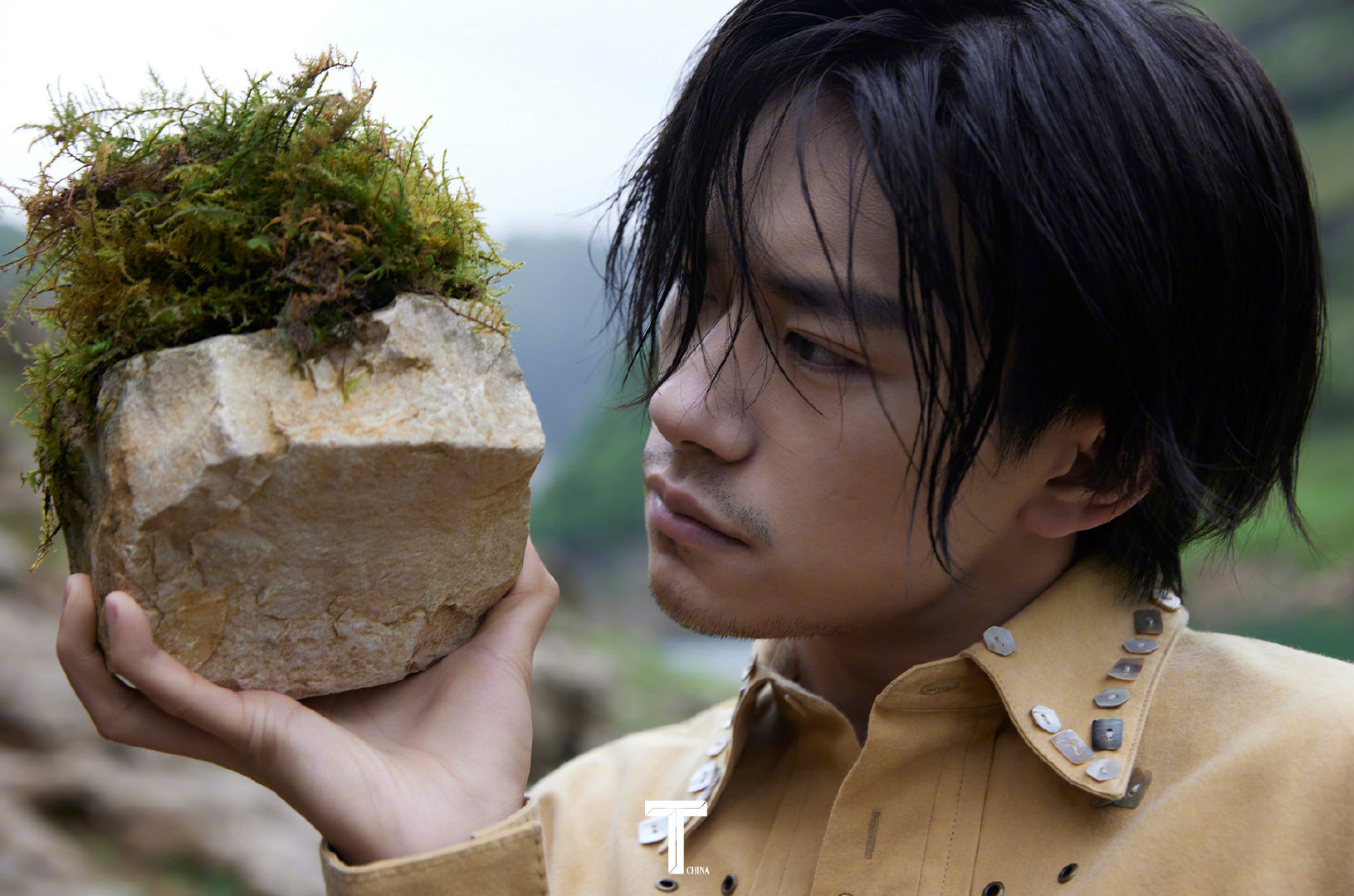 易烊千玺为《t》六月刊拍摄封面写真大片__财经头条