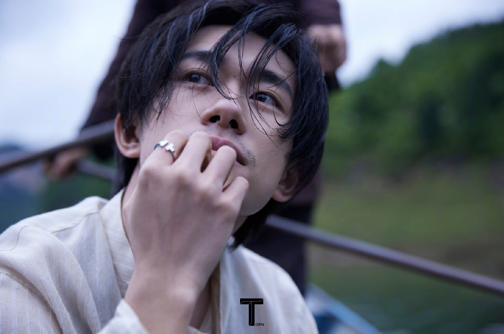 易烊千玺为t六月刊拍摄封面写真大片