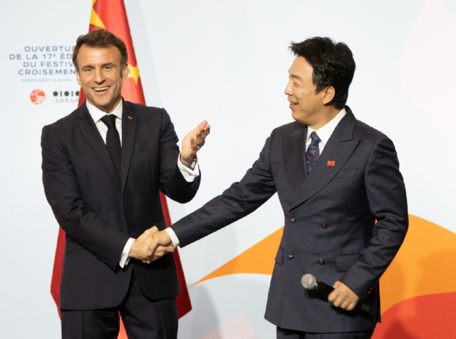 黄渤被曝身价大涨,跟马克龙称兄道弟,互动超亲密,法国非常重视