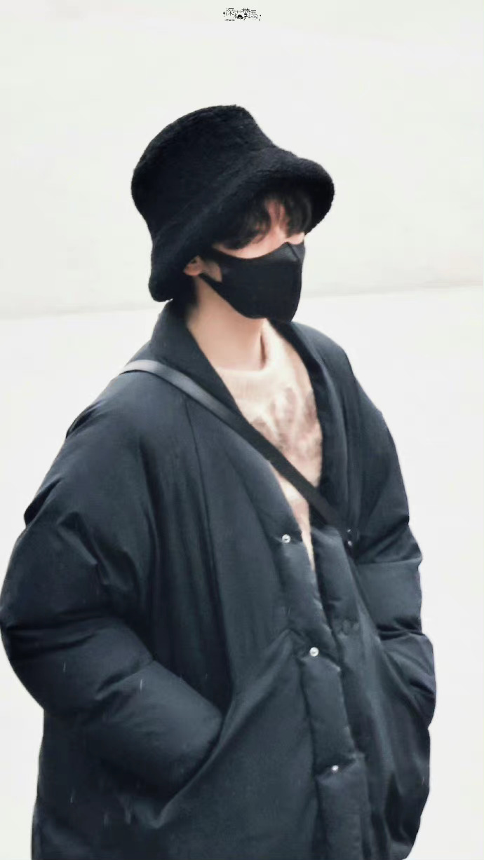 贺峻霖北京机场出发,全黑造型好酷 黑色渔夫帽搭配黑色面包服