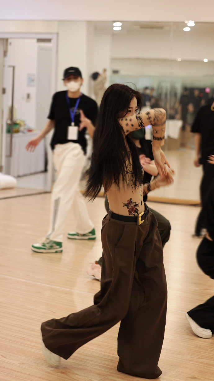 虞书欣舞蹈室花絮照里的肉色纹身上衣真的好飒好带感!