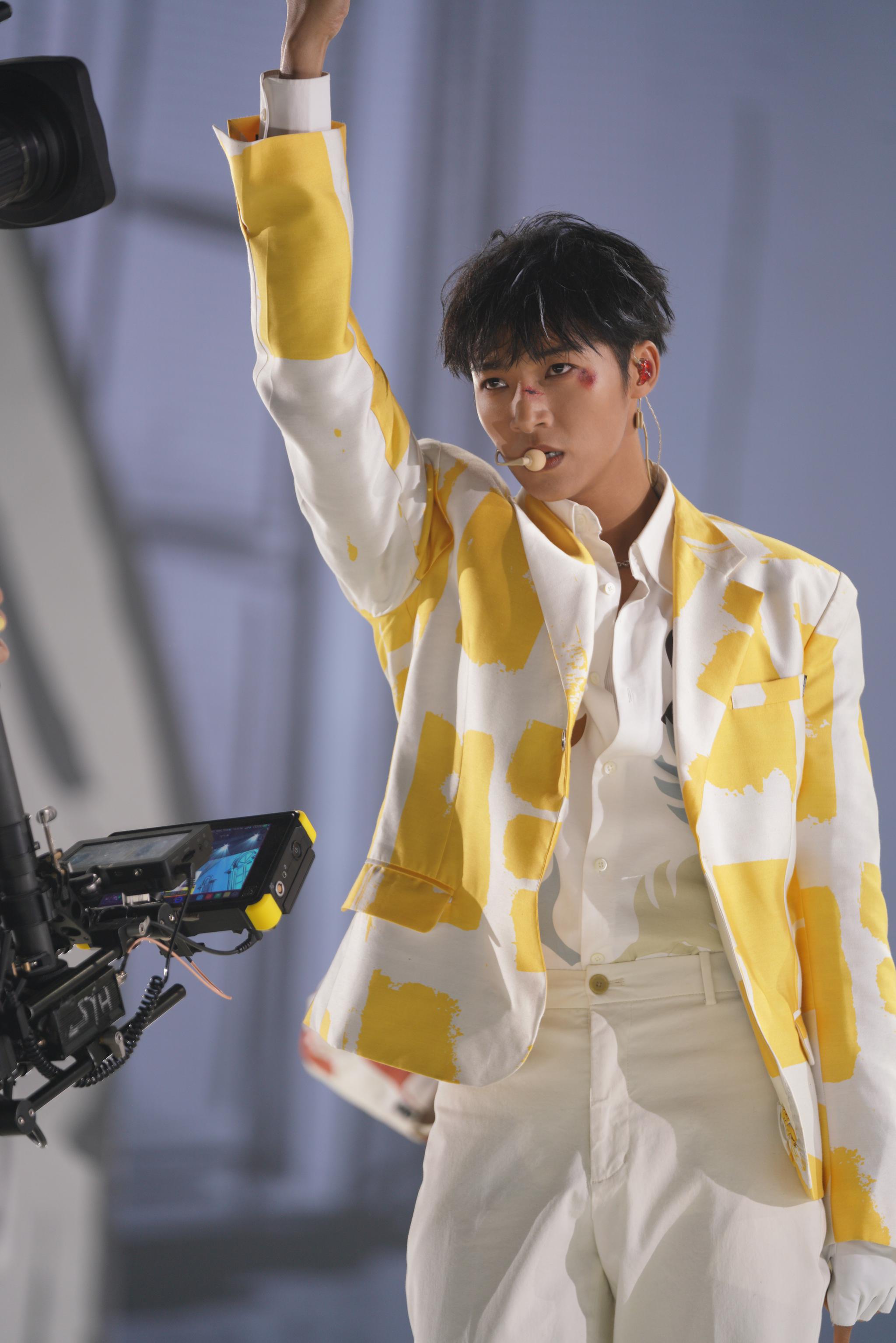 伍嘉成今日舞台造型释出