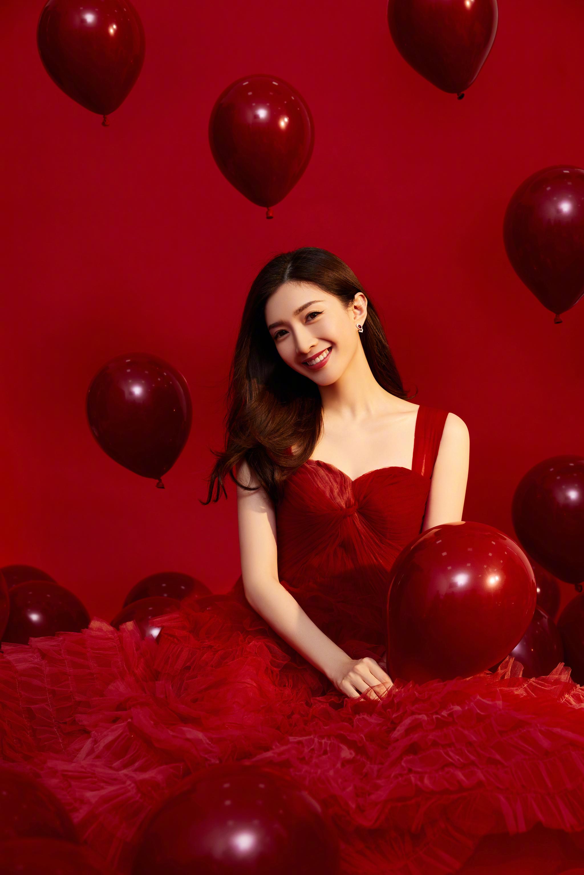 红色真的太适合@江疏影 了!