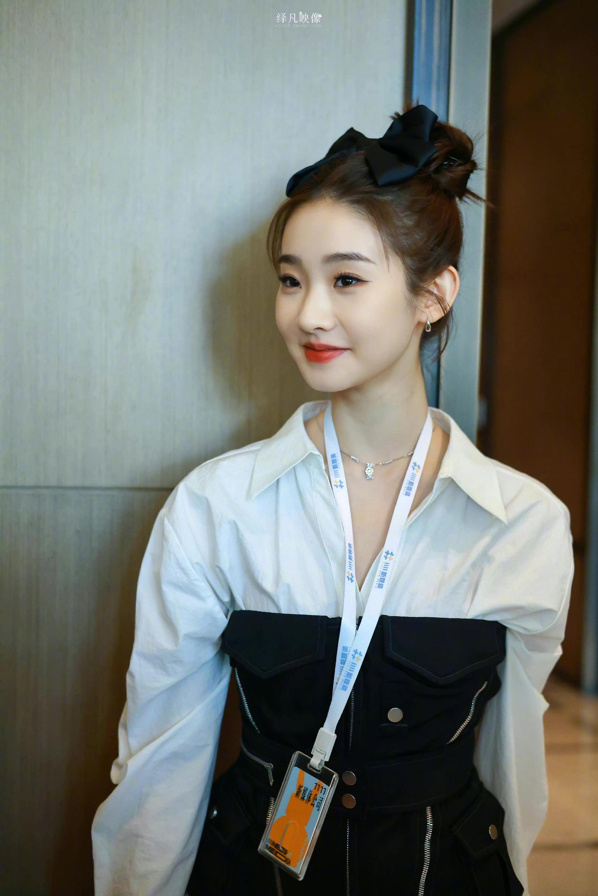 好喜欢@张艺凡 今日上班look,公主头造型露出饱满额头……_高清图集