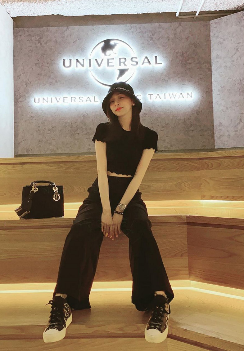 王心凌穿黑色短上衣秀蛮腰 戴渔夫帽浅笑wink又酷又甜_高清图集_新浪