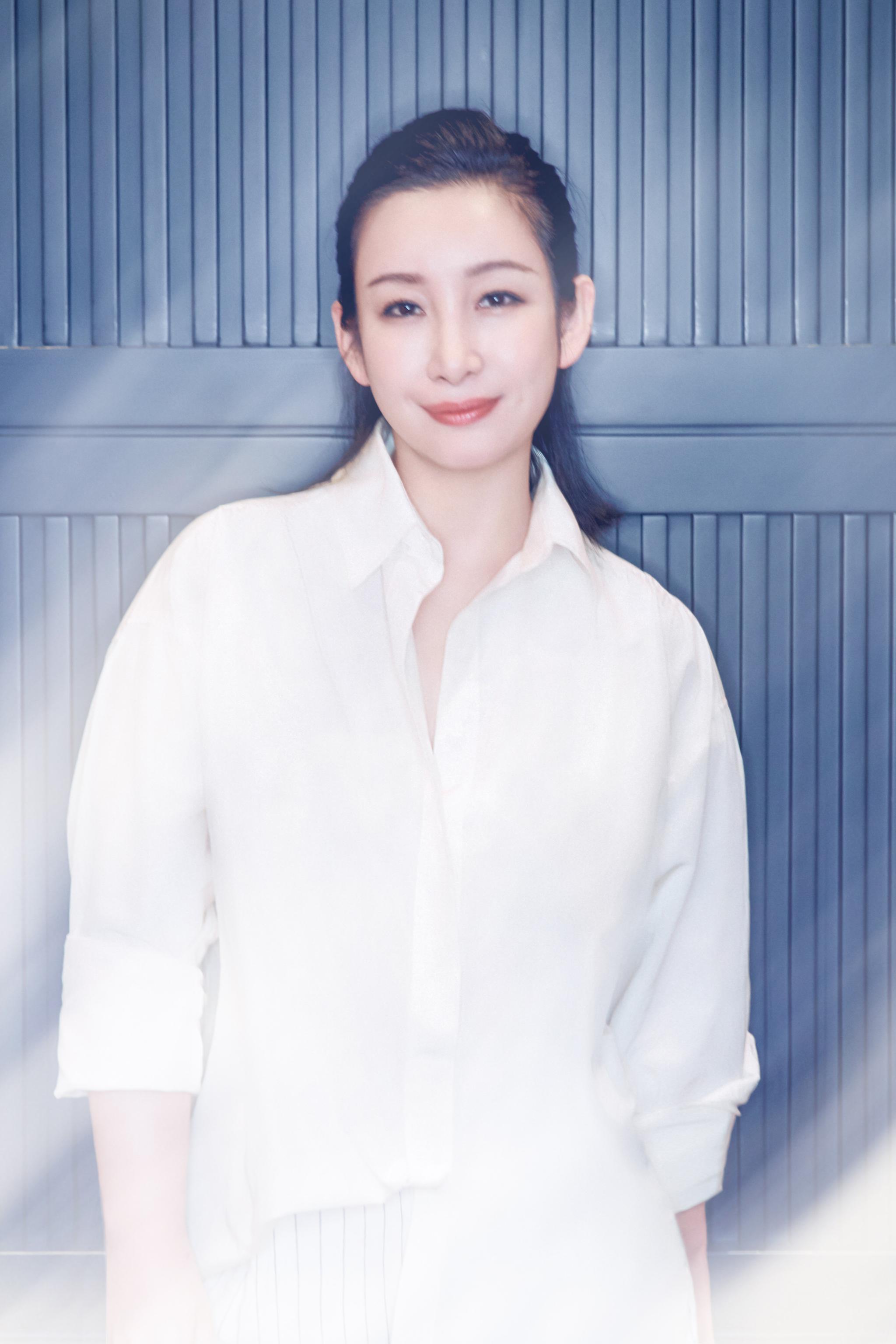 秦海璐的衬衫造型挺美,之前她在《中餐厅》里也穿过白衬衫