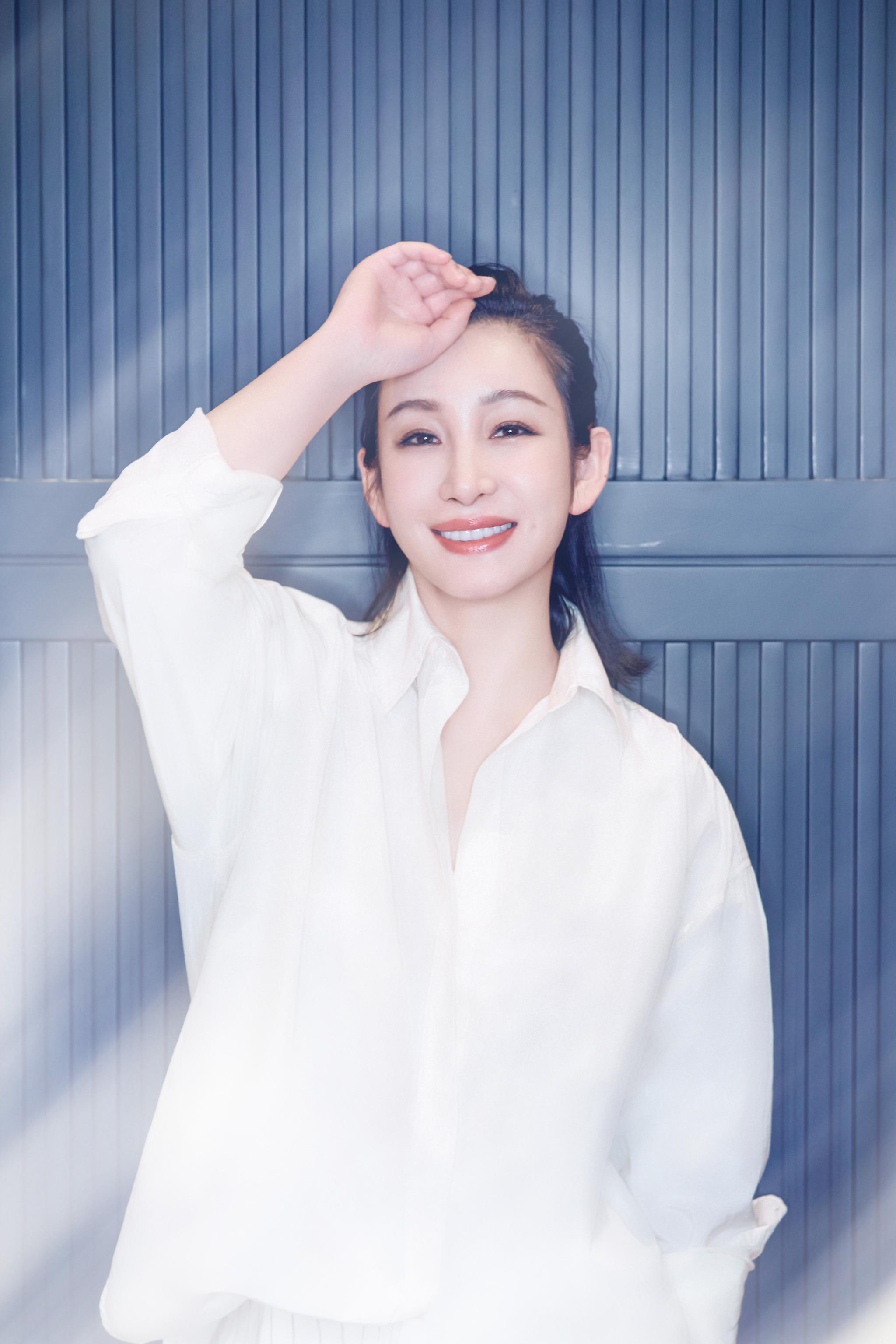 秦海璐的衬衫造型挺美,之前她在《中餐厅》里也穿过白衬衫