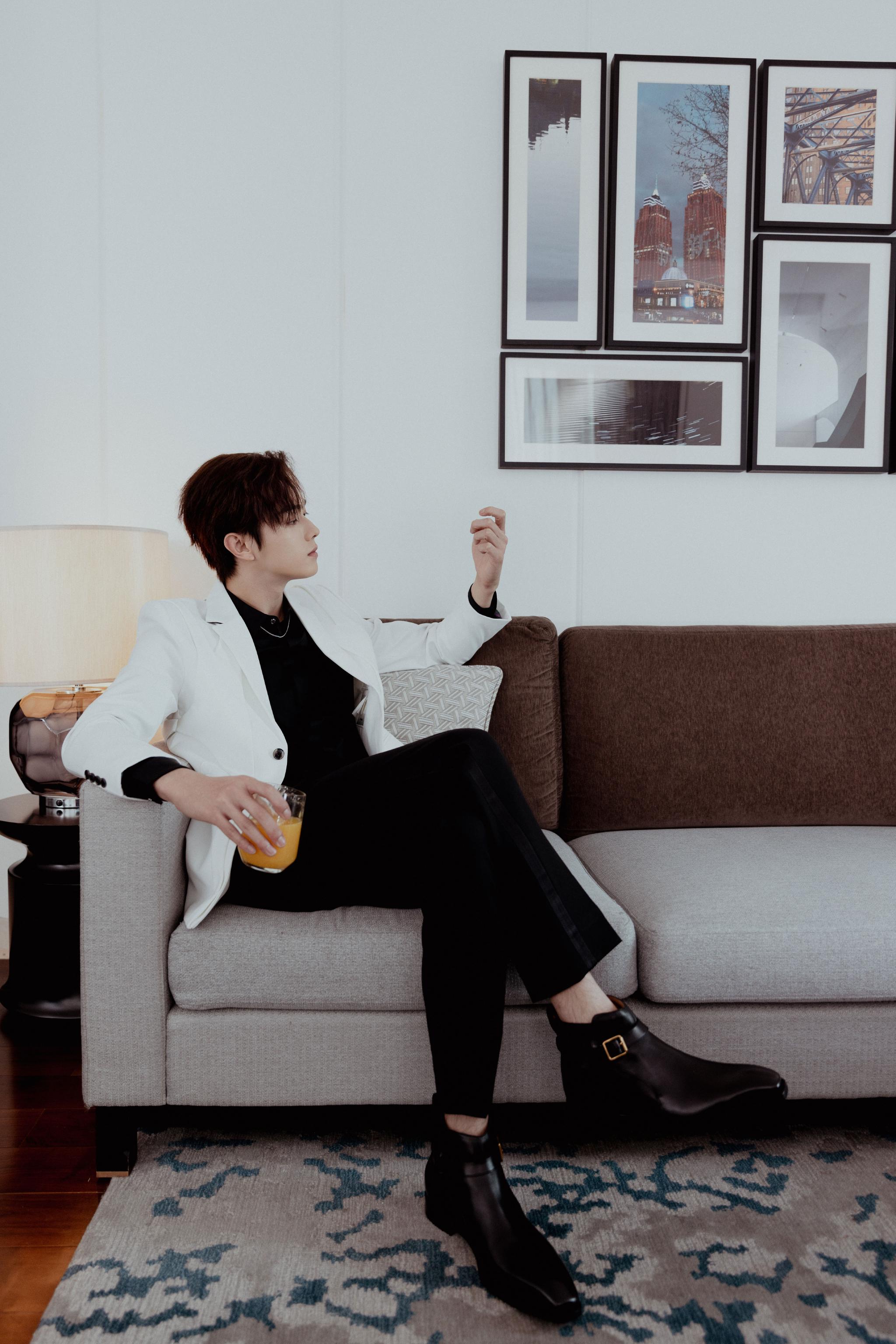 许凯最新造型大片白西装造型帅气满满