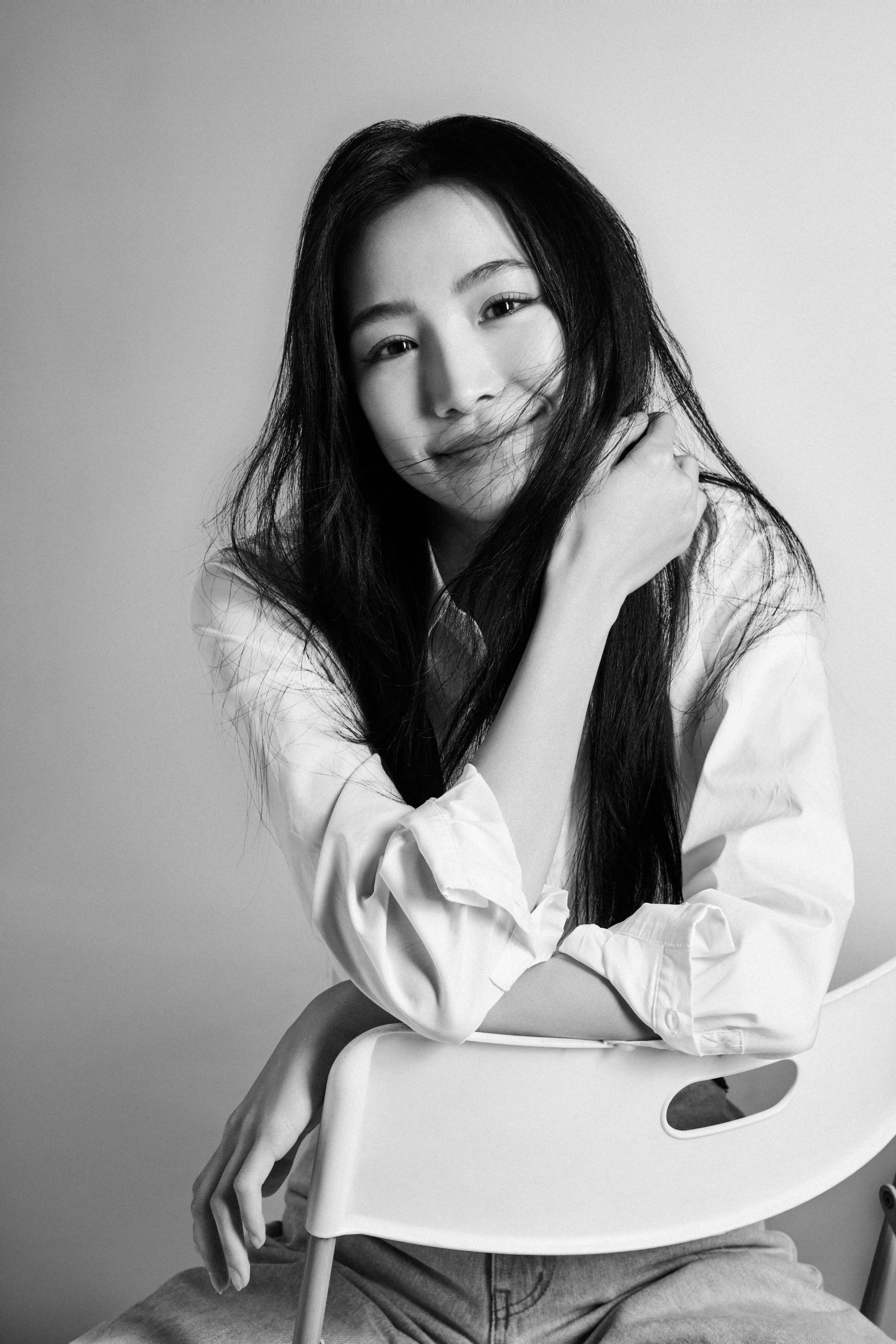 欢娱影视演员张楠zz今日释出黑白情绪感大片