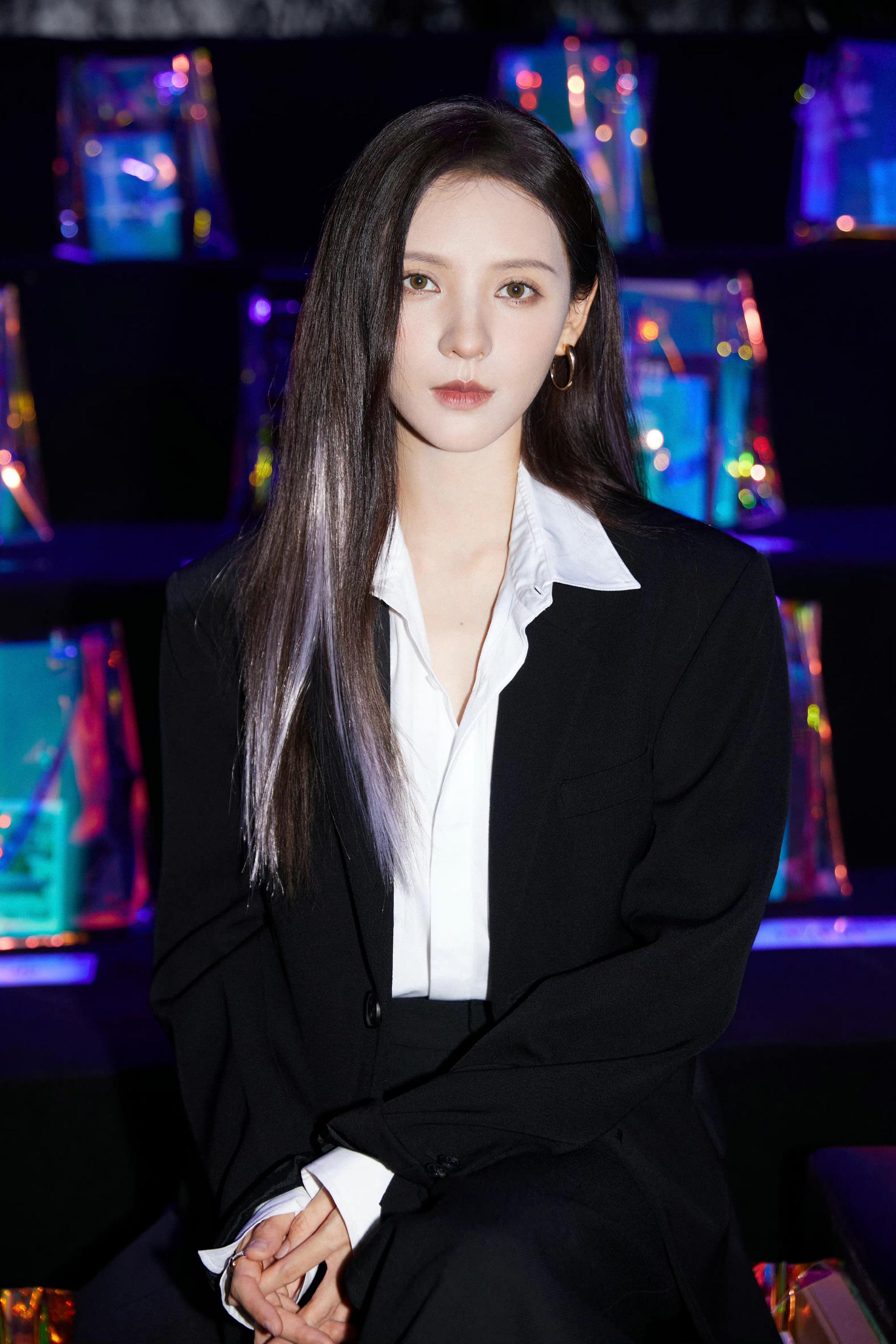 演员@张予曦 亮相开幕盛典,为中国时尚打call!__财经头条