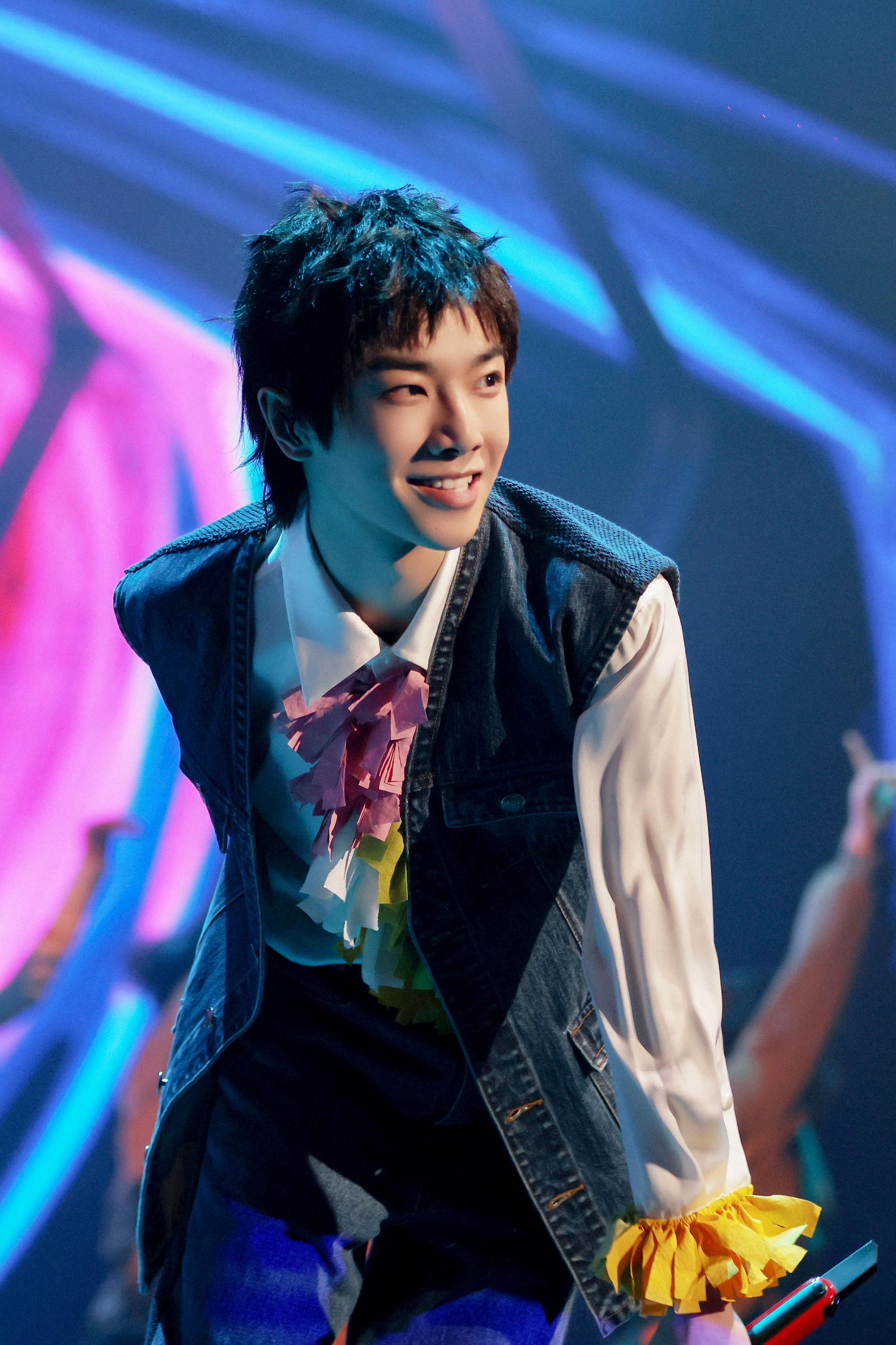 小镇里的花|华晨宇|预告_新浪新闻