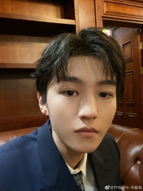 "照片中的王俊凯一袭蓝色西装搭配三七分头发,对脸自拍完全hold住没在