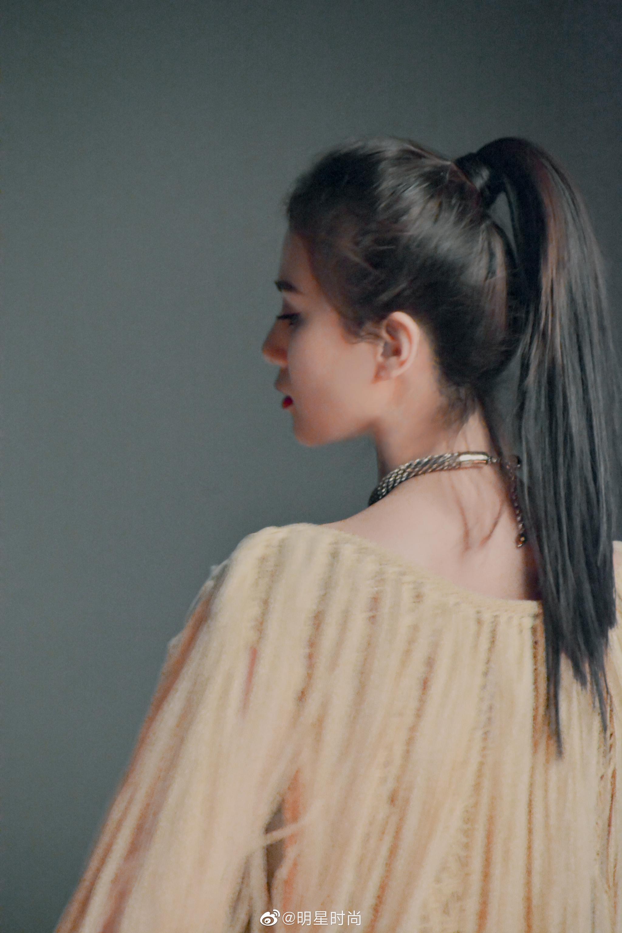 刘诗诗《elle》5月刊,诗诗一改往日风格挑战黑长直发型