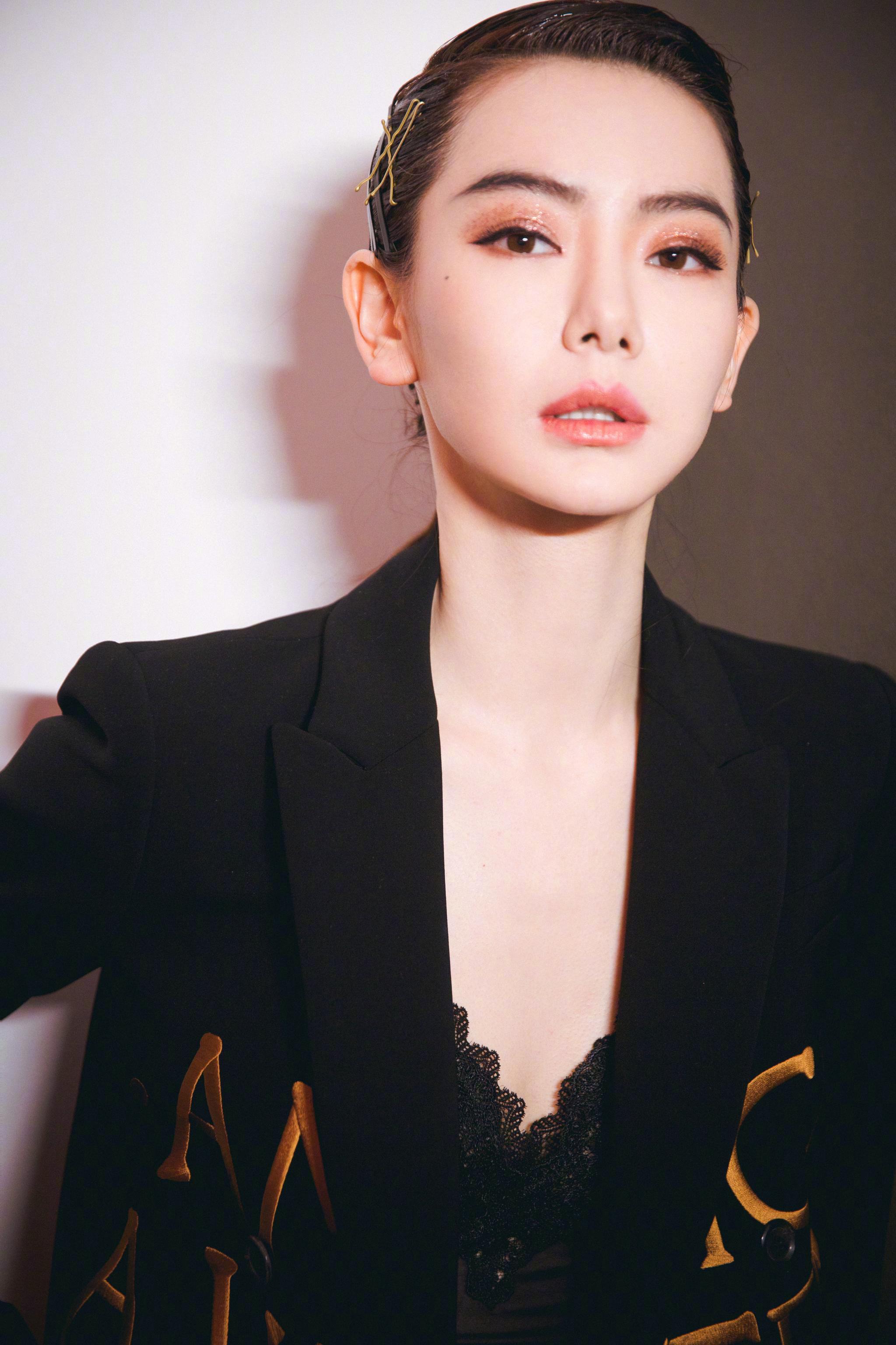 哈哈哈哈戚哥绿洲分享的新造型我又可以了身穿黑裙,脚踩高跟鞋好像古