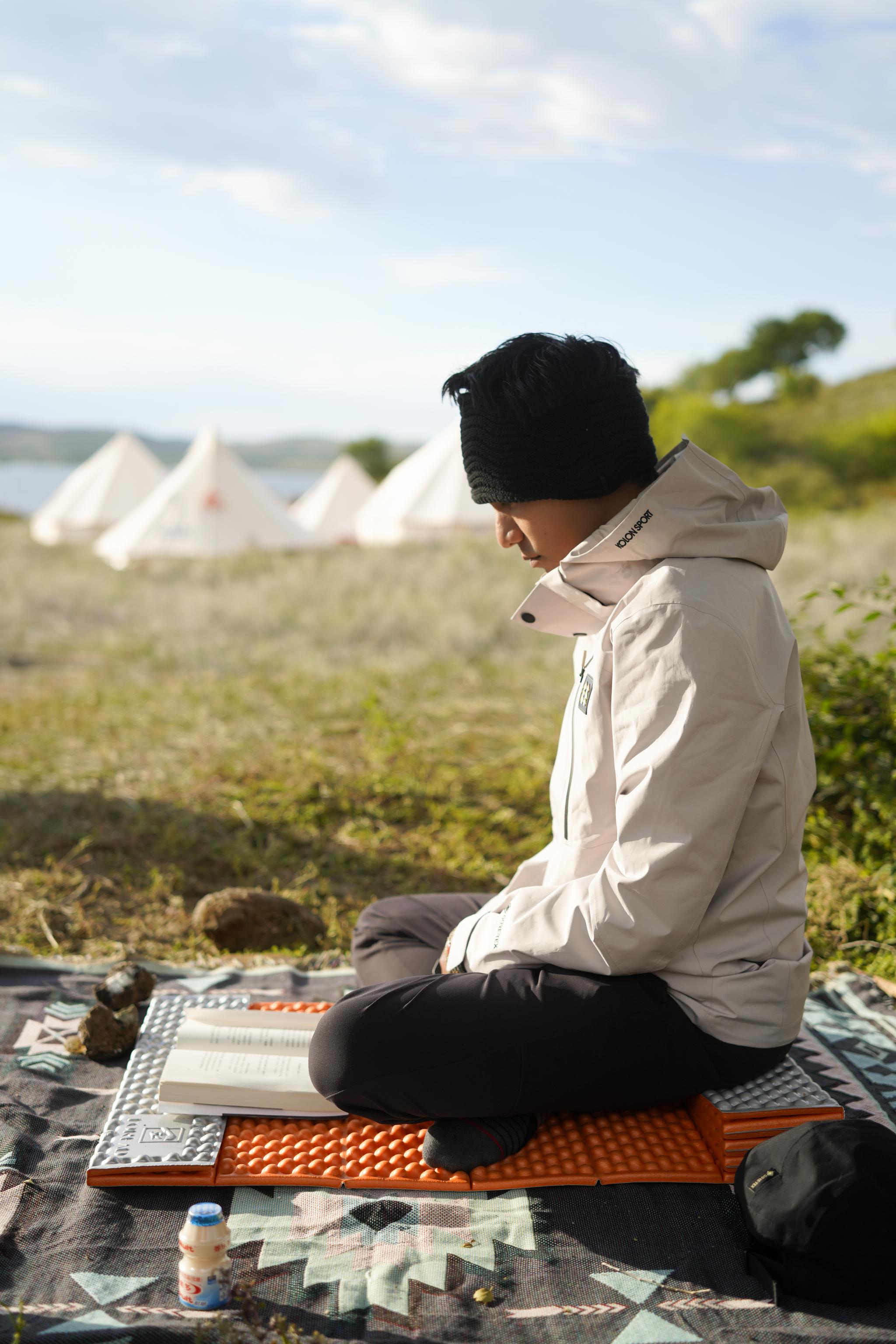 行走营地大片上线,陈坤上演荒野小课堂,在辽阔的草原上,练字打坐,与