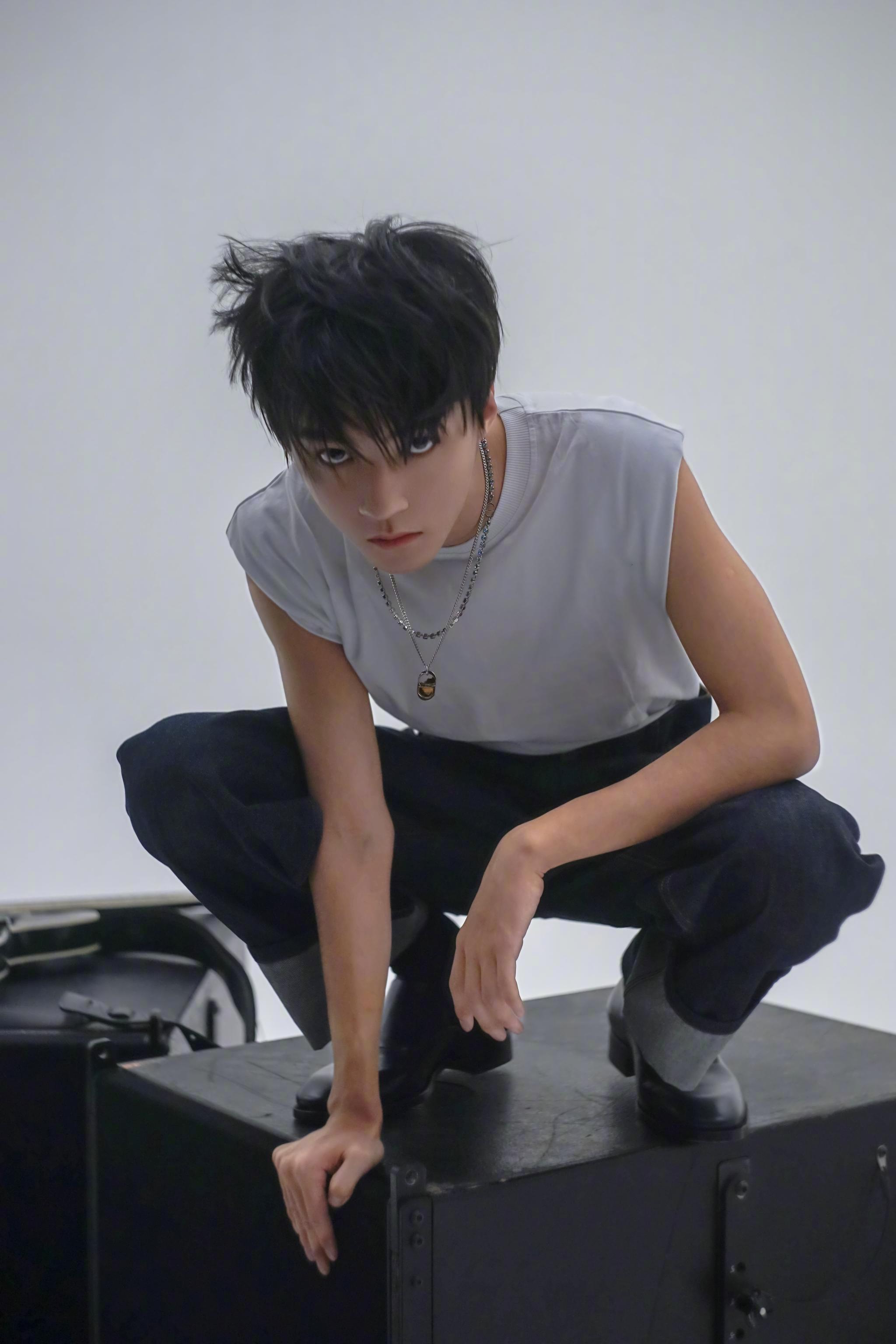 手臂线条分明,小麦色皮肤尽显野性!